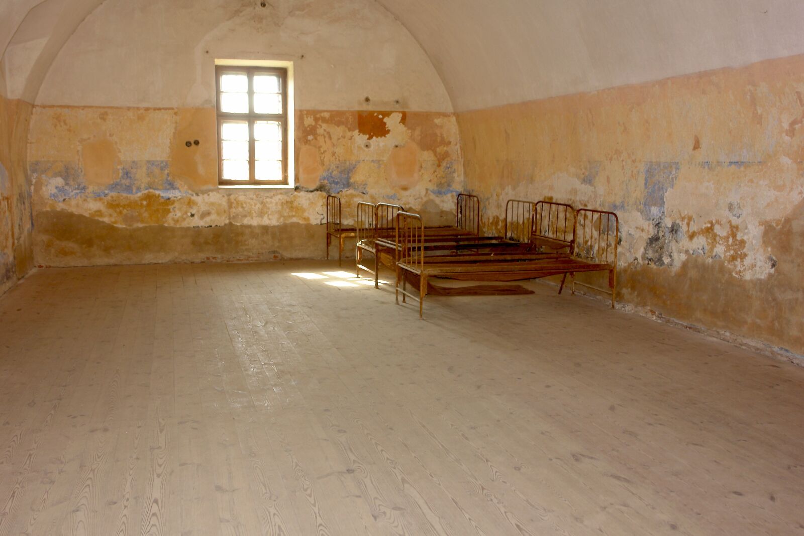 Sony DSC-R1 sample photo. Concentration camp, beds, dormitory photography