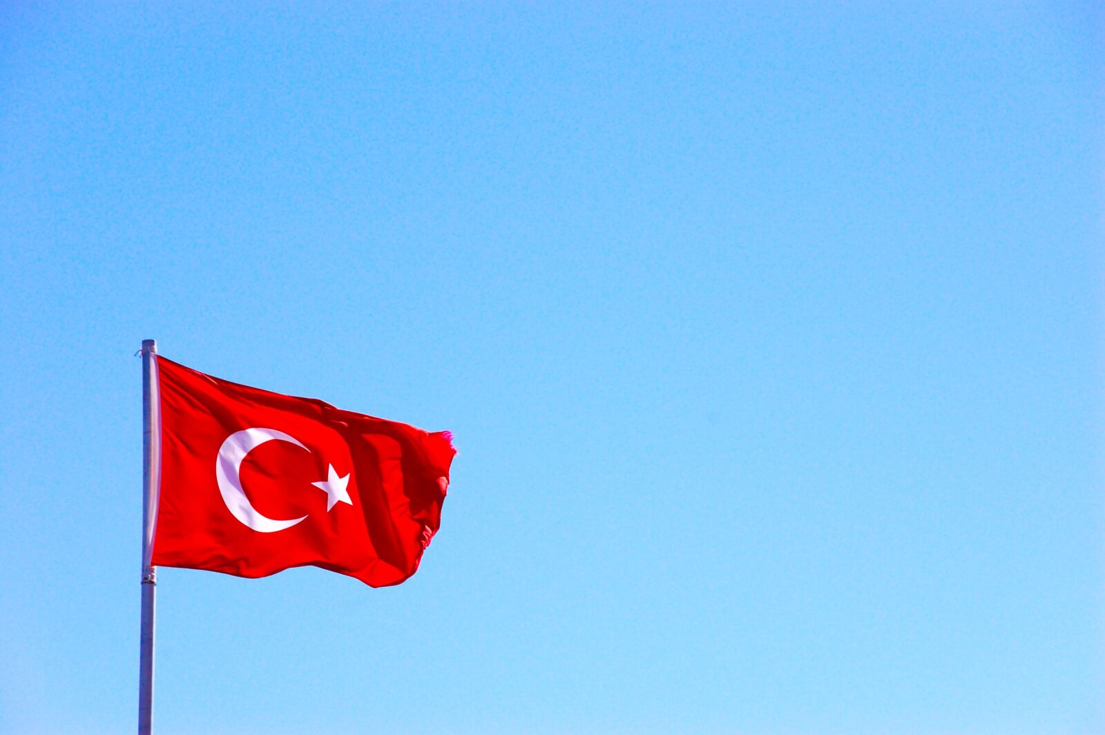 Tamron AF 18-270mm F3.5-6.3 Di II VC LD Aspherical (IF) MACRO sample photo. Turkey, flag, red photography