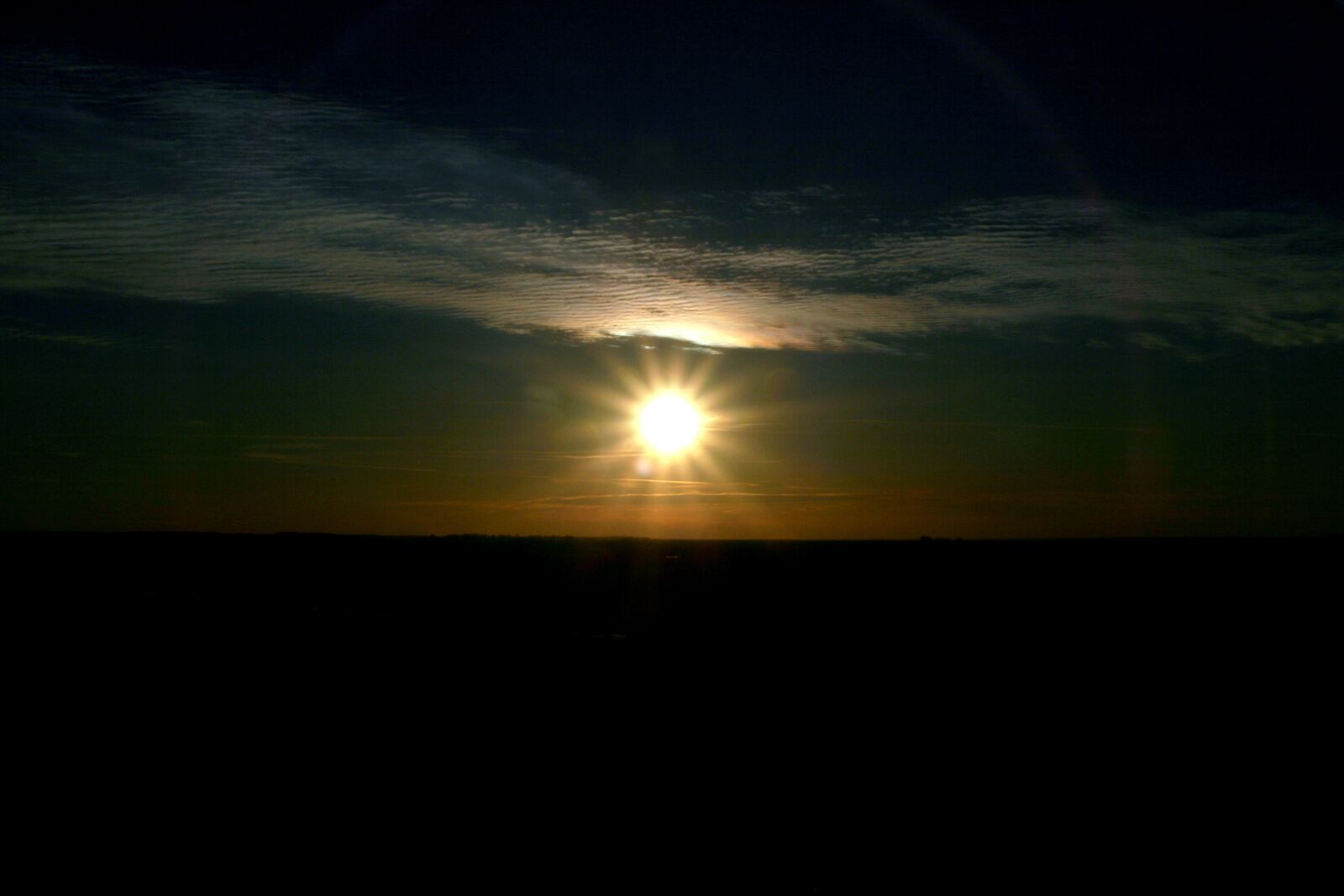 Canon EOS 400D (EOS Digital Rebel XTi / EOS Kiss Digital X) sample photo. Sunset, sun, sky photography