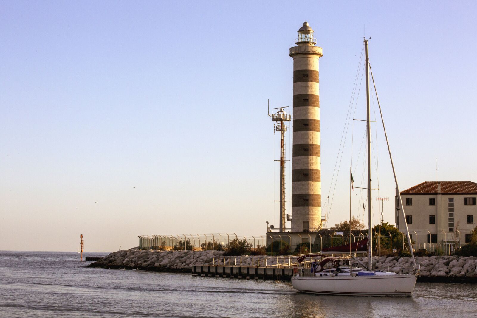 Canon EF 70-300mm F4-5.6 IS USM sample photo. Lighthouse, boat, port photography