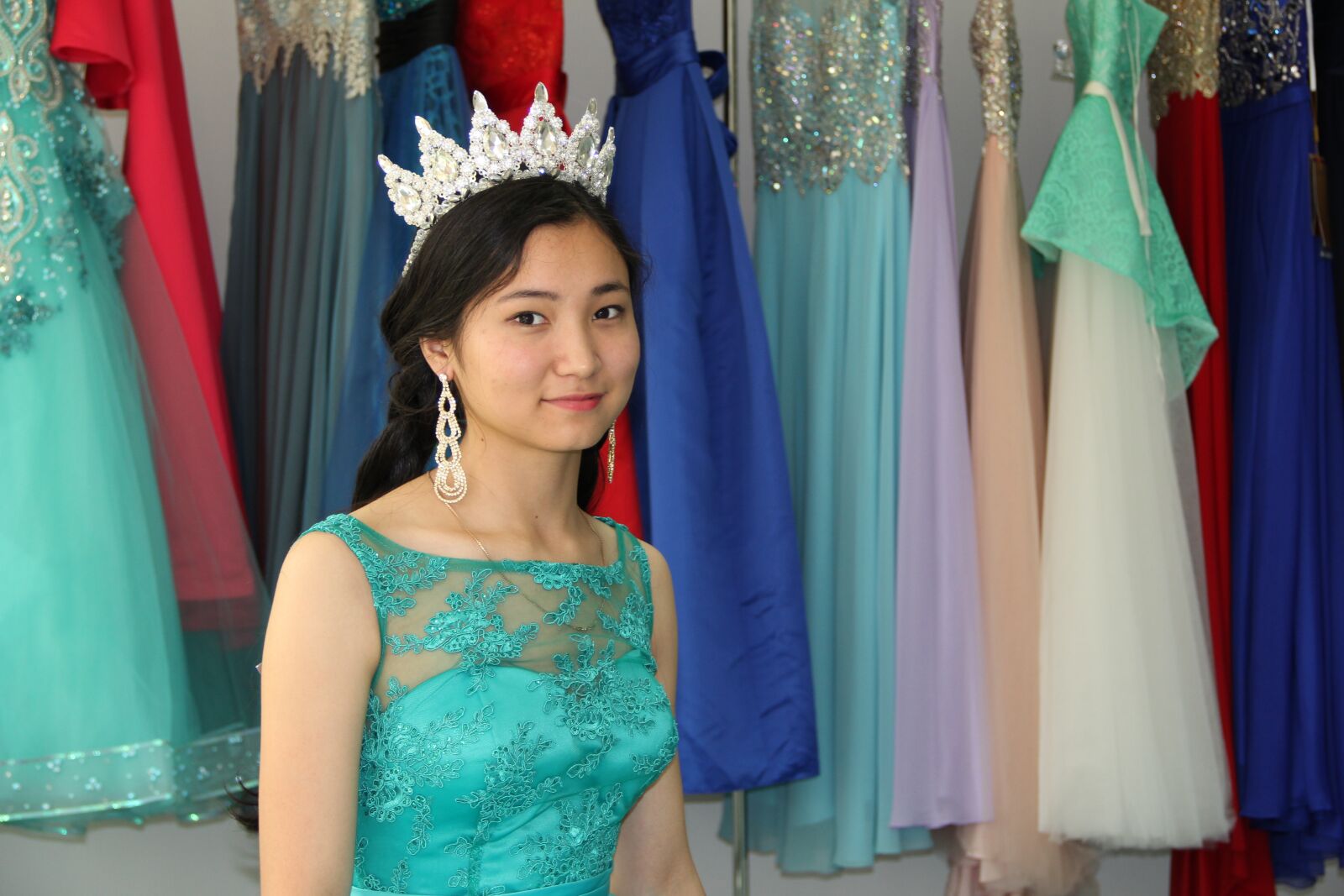 Canon EF-S 18-135mm F3.5-5.6 IS sample photo. Evening dresses, crown, woman photography