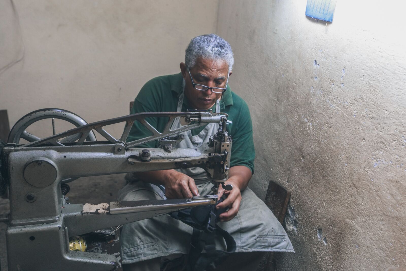 Canon EOS 5D Mark III sample photo. Man, cobbler, work photography