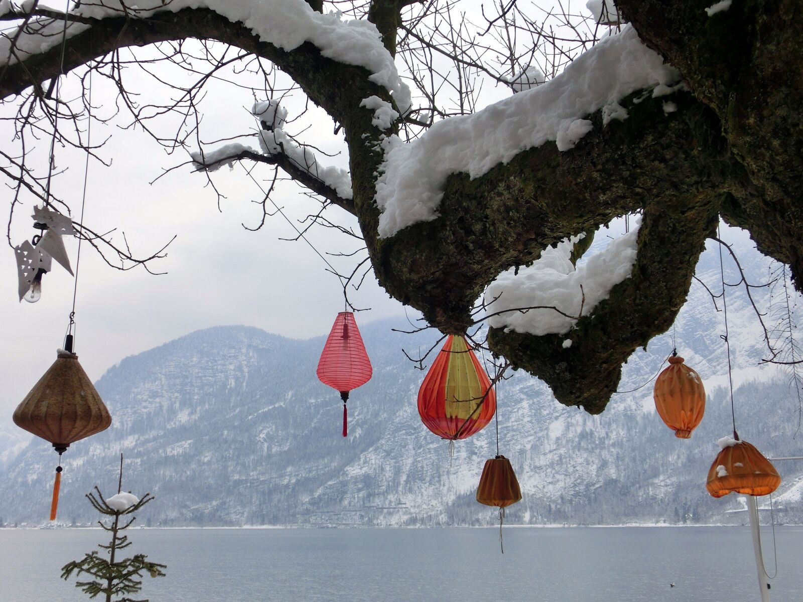 CASIO EX-ZR200 sample photo. Hallstatt, lake, lampion photography
