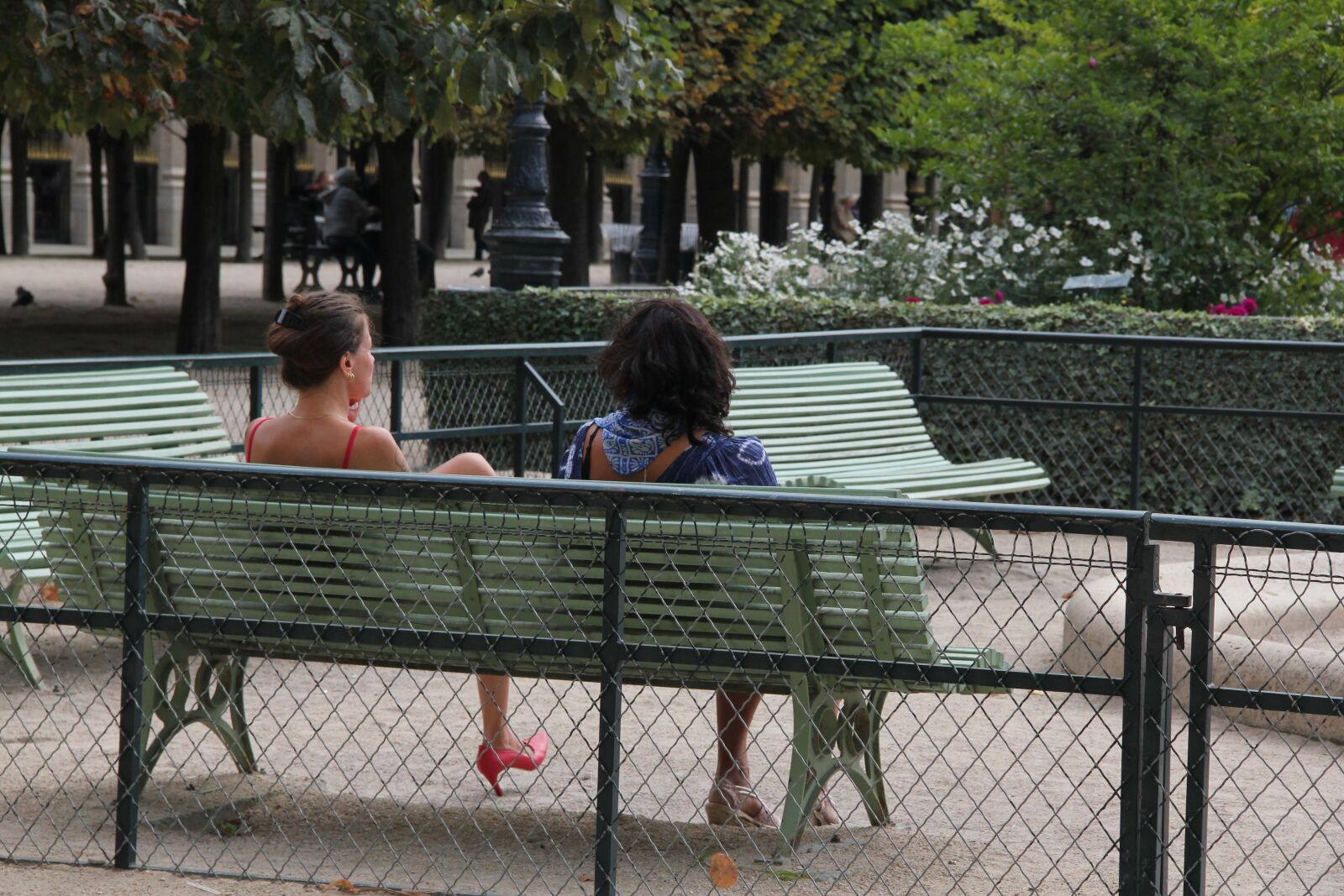 Canon EOS 550D (EOS Rebel T2i / EOS Kiss X4) sample photo. Women, park, lake photography
