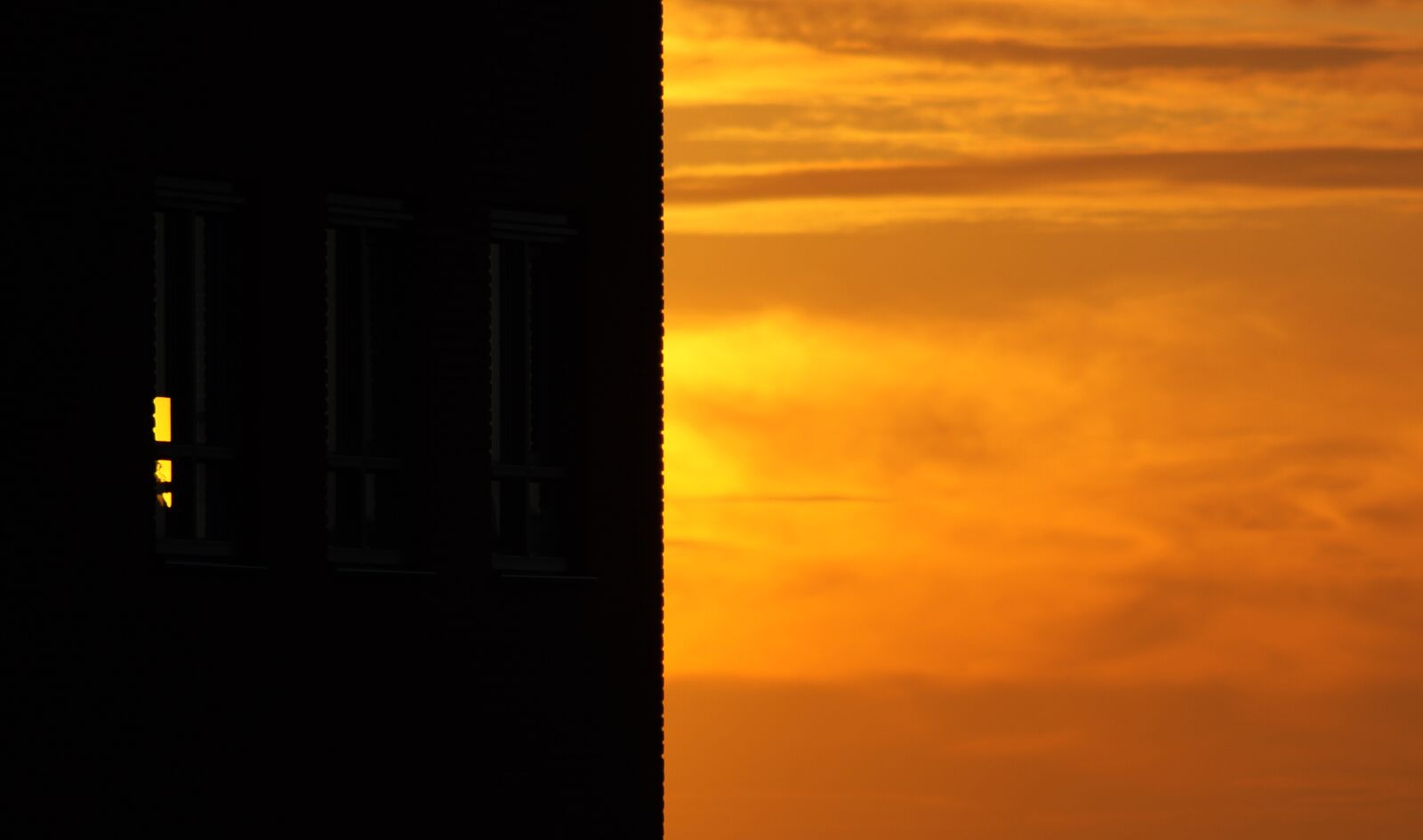 Sony SLT-A58 sample photo. Backlit, building, city, dawn photography