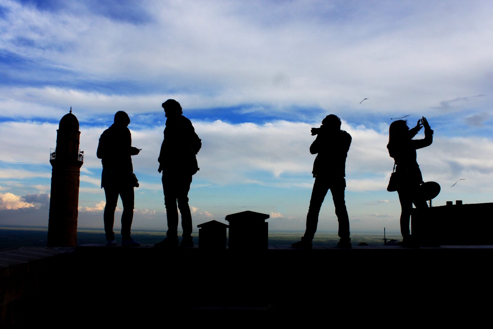 Canon EOS 500D (EOS Rebel T1i / EOS Kiss X3) sample photo. Silhouette, clouds, people photography