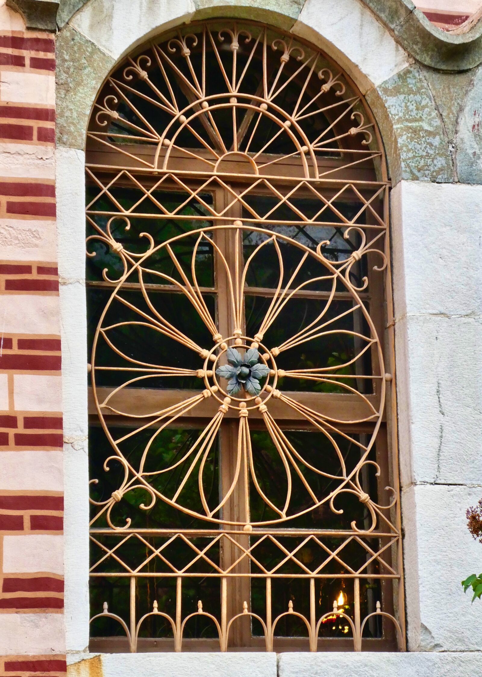 Panasonic Lumix DC-ZS70 (Lumix DC-TZ90) sample photo. Window, security, wrought iron photography