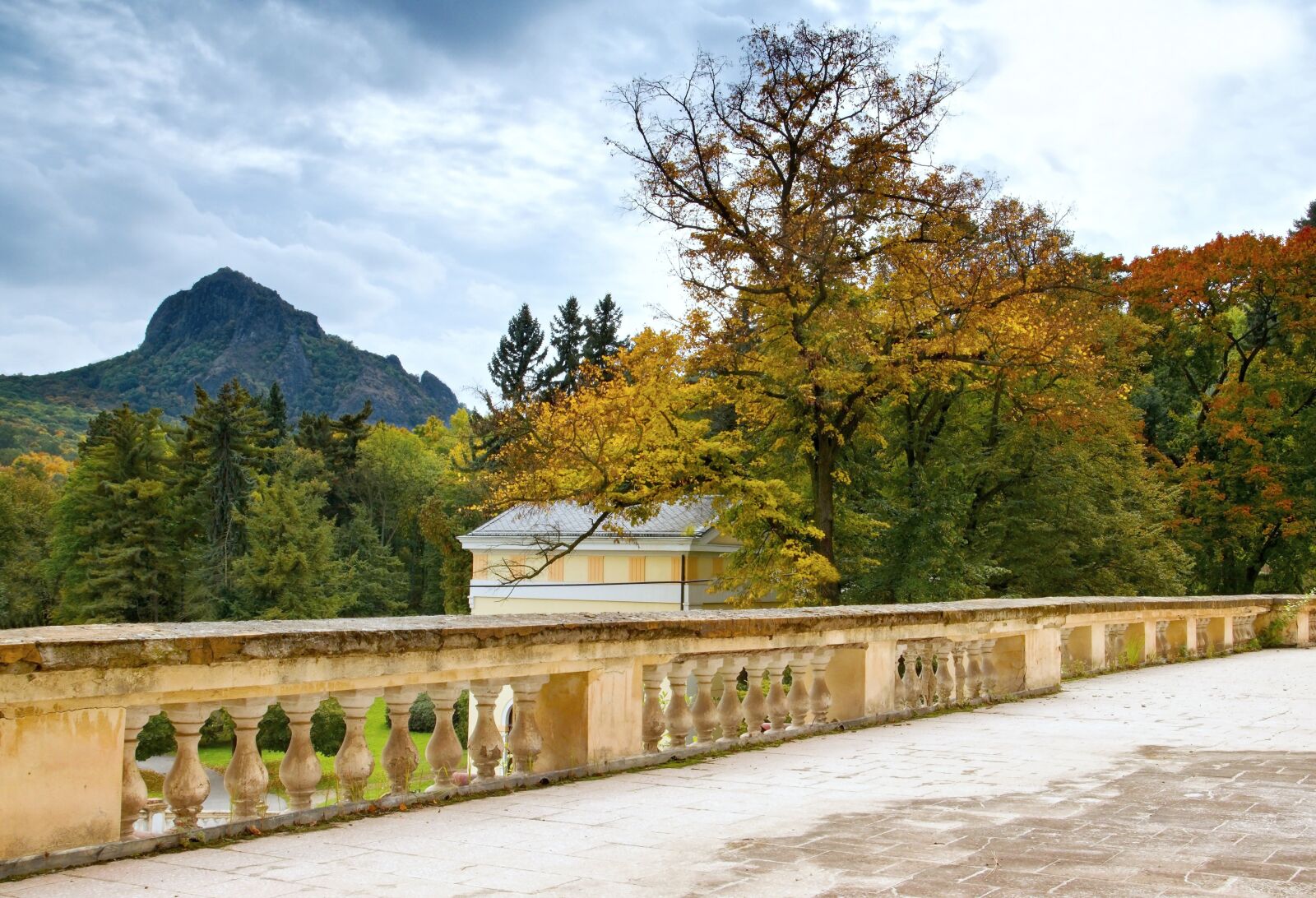 Sony ILCA-77M2 sample photo. Spa, park, autumn photography