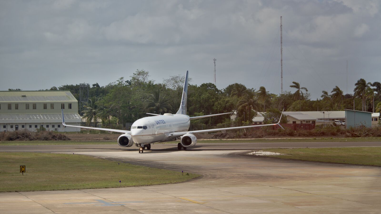 Canon EF-S 55-250mm F4-5.6 IS STM sample photo. Flight, boeing 737, aircraft photography