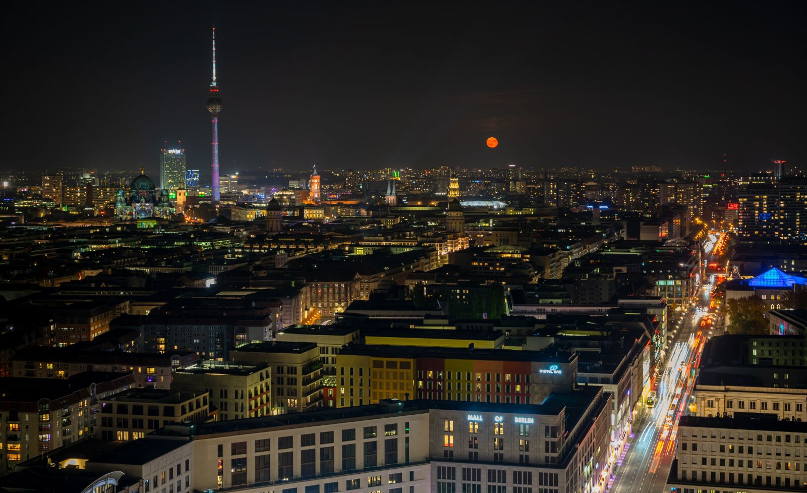 Sony a7 II + Sony FE 28-70mm F3.5-5.6 OSS sample photo. Berlin, night photograph, long photography