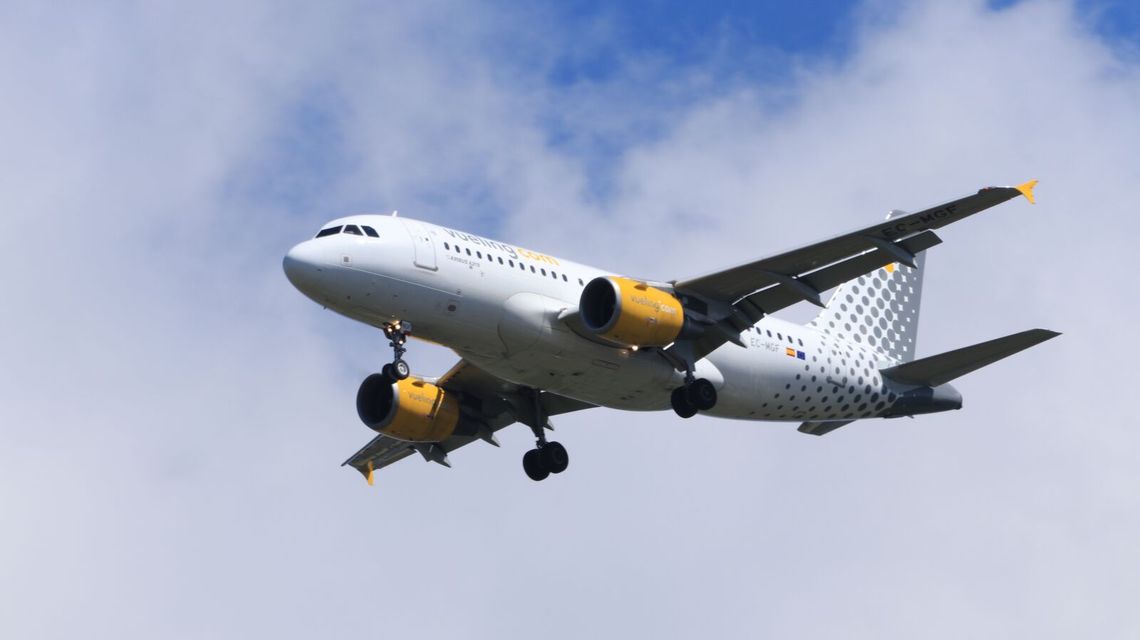150-600mm F5-6.3 DG OS HSM | Contemporary 015 sample photo. Landing, aircraft, arrival photography