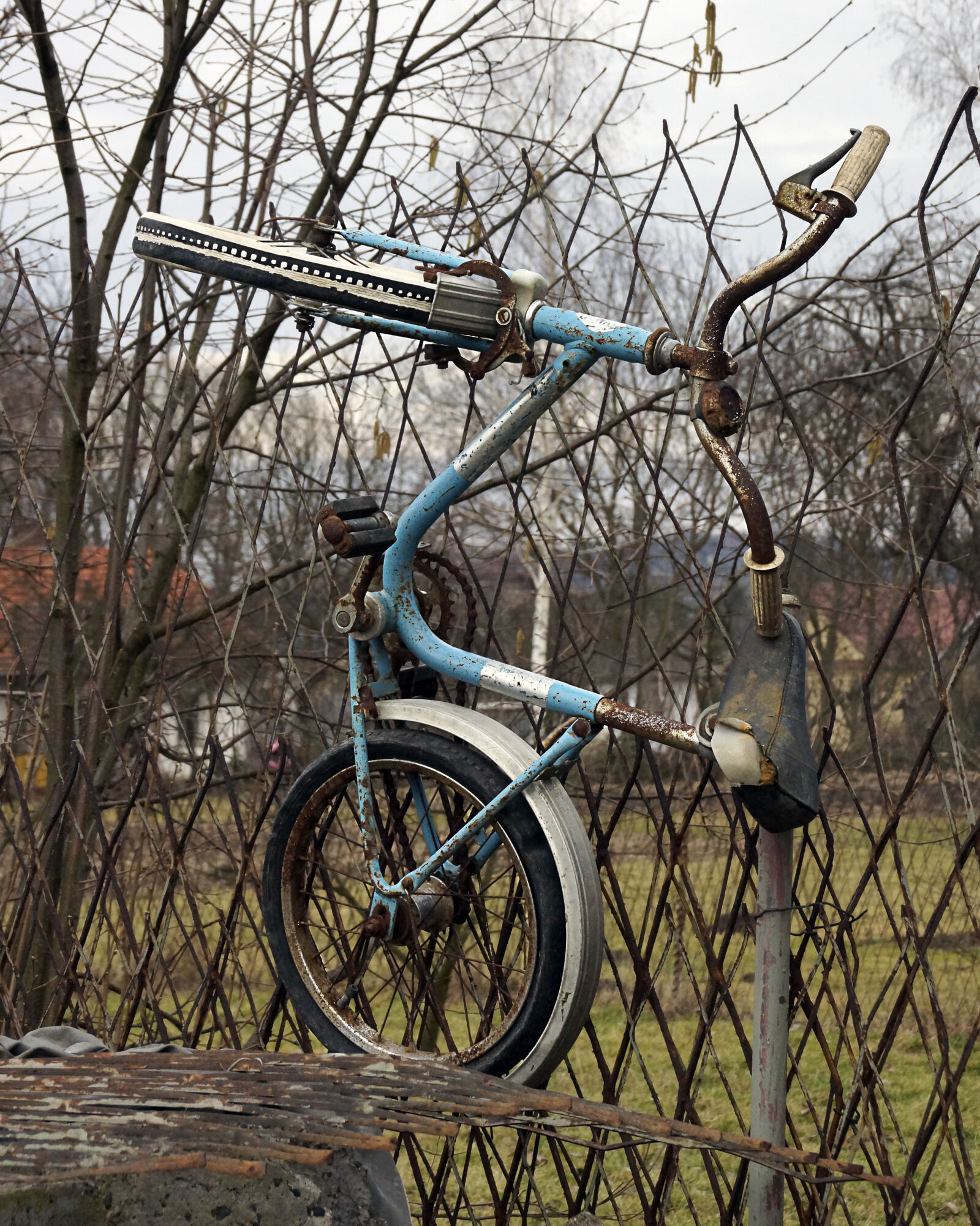 Sony DT 18-200mm F3.5-6.3 sample photo. Bike, fence, scrap, spring photography
