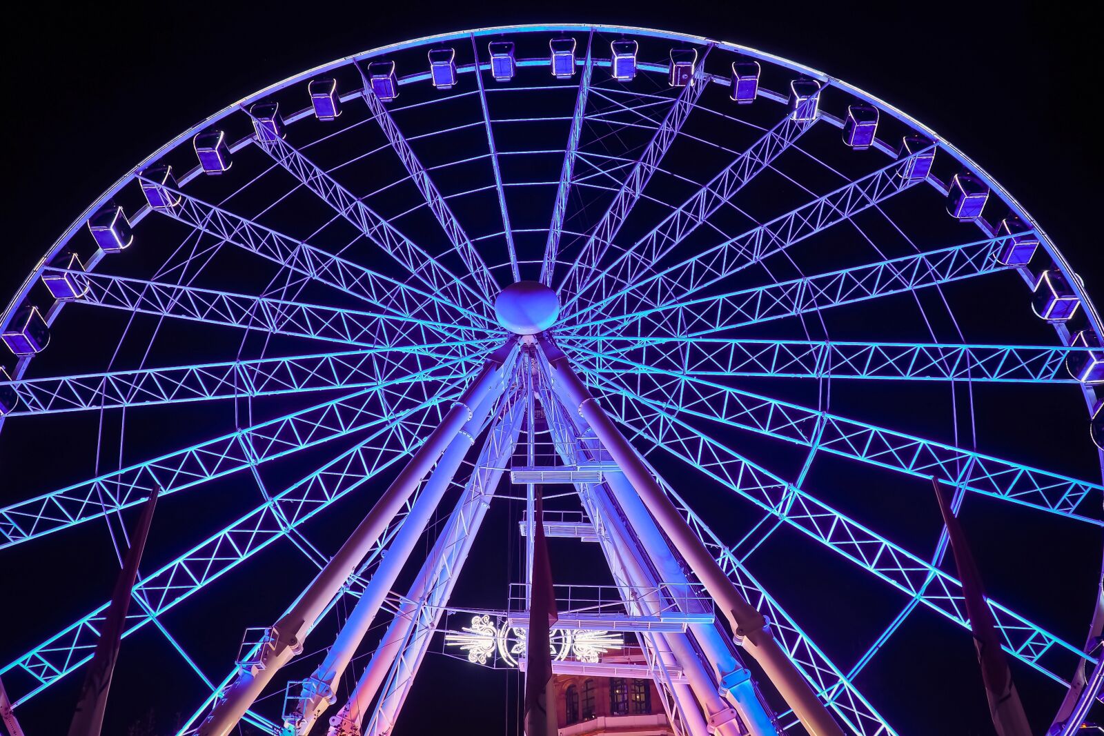 Olympus OM-D E-M10 sample photo. Ferris wheel, ride, carnies photography