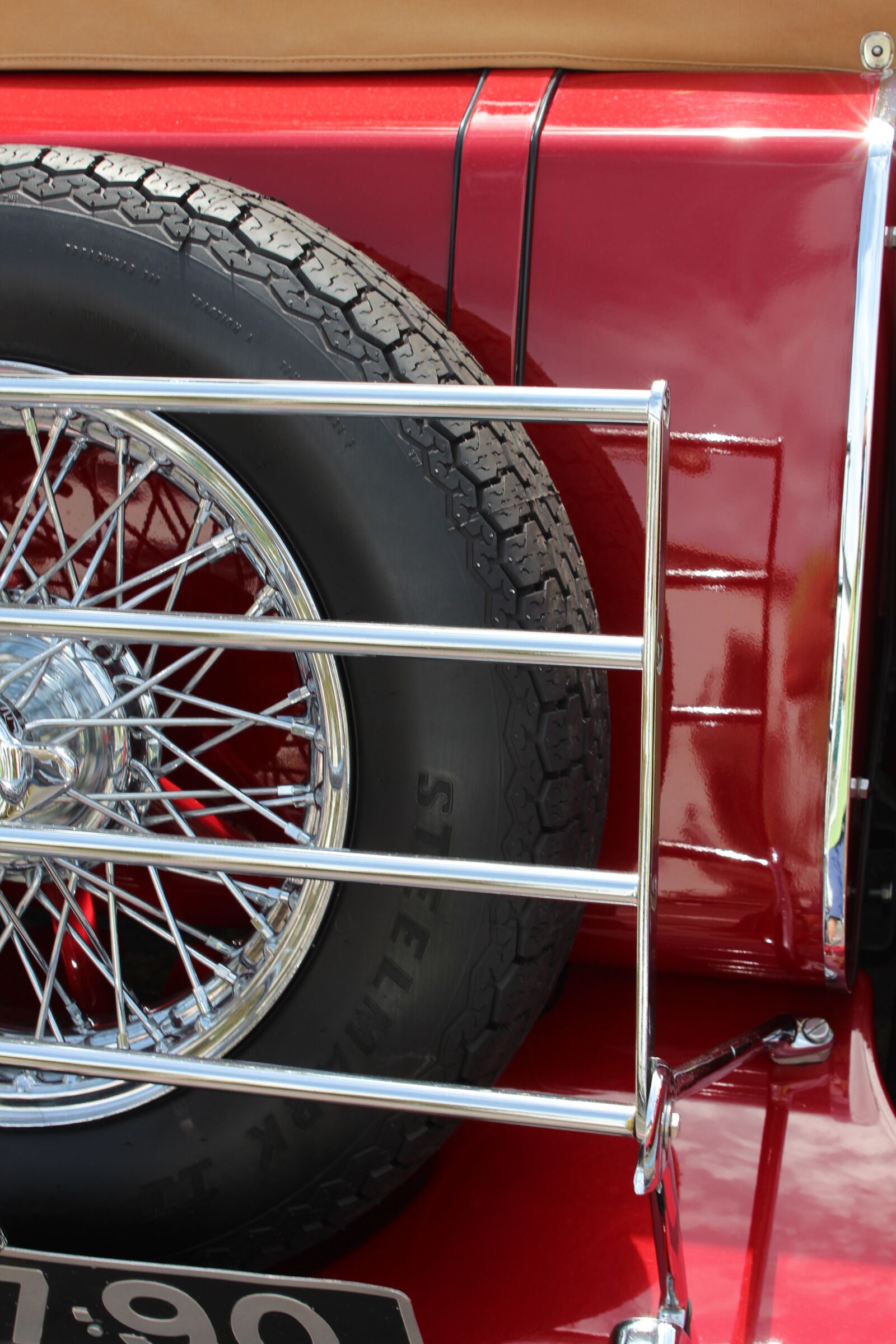 Canon EOS 600D (Rebel EOS T3i / EOS Kiss X5) sample photo. Red, vintage car, chrome photography