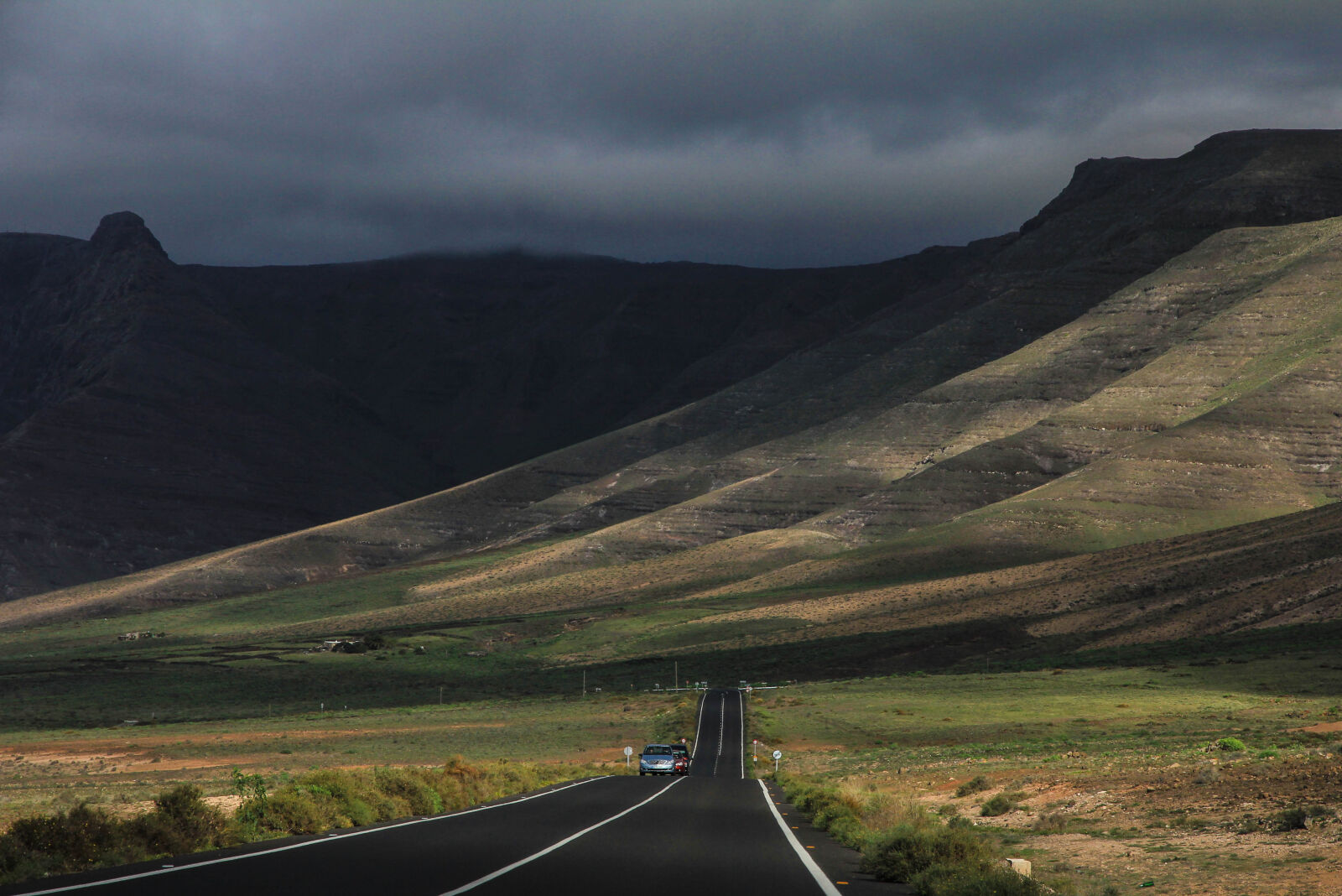 Canon EOS 550D (EOS Rebel T2i / EOS Kiss X4) sample photo. Crossroad, road, mountains, cloudy photography