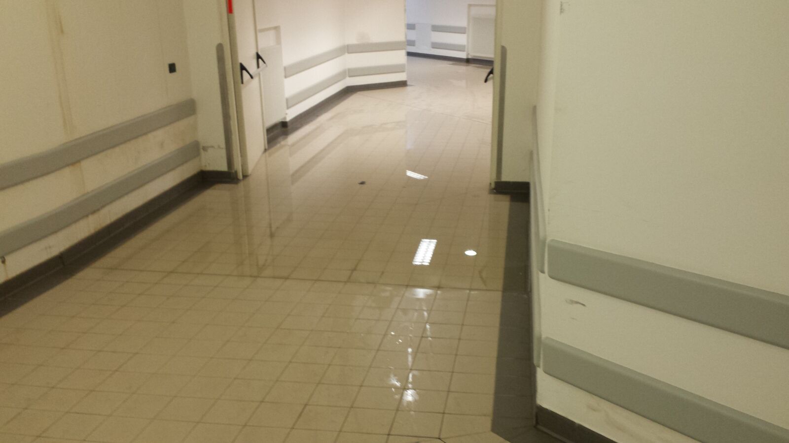 Samsung Galaxy S4 sample photo. Flooded corridor, flooding, corridor photography