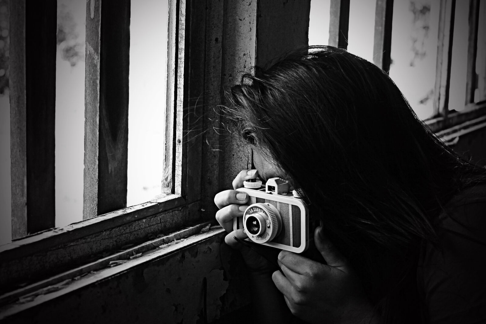 Canon EOS 1100D (EOS Rebel T3 / EOS Kiss X50) sample photo. Grayscale, photo, of, woman photography