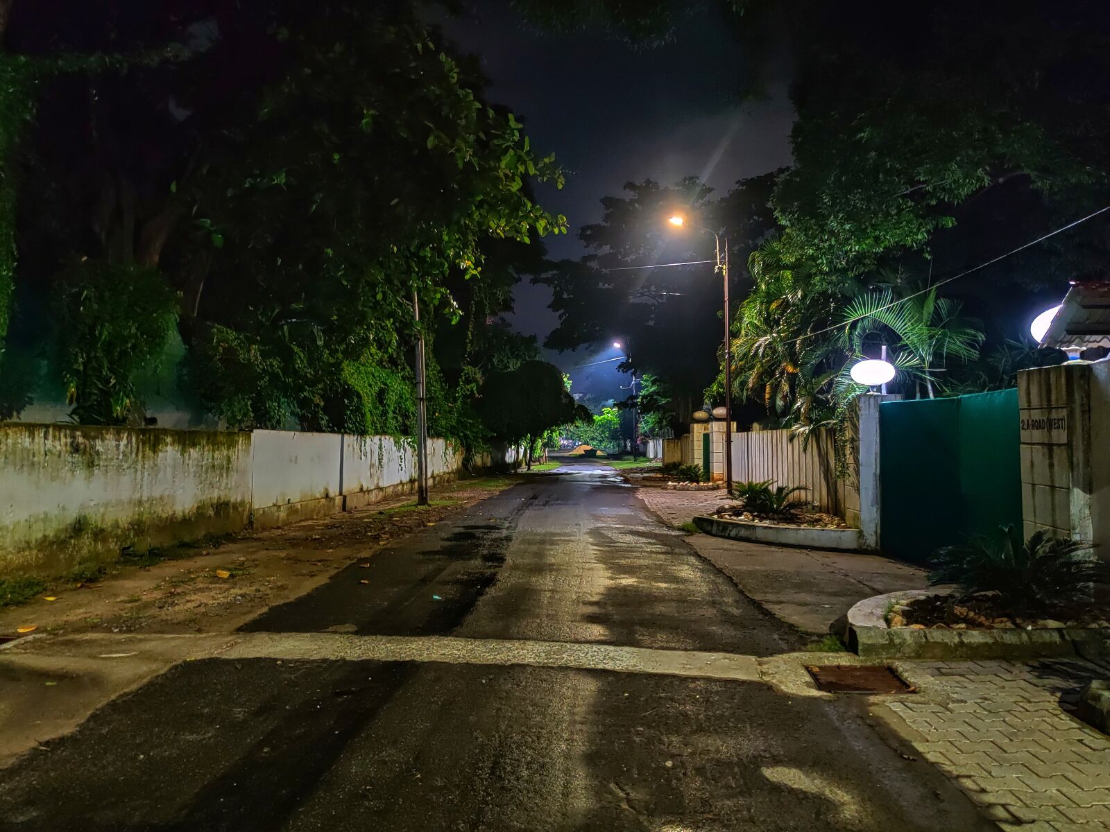 OnePlus HD1901 sample photo. Night, stillness, street photography