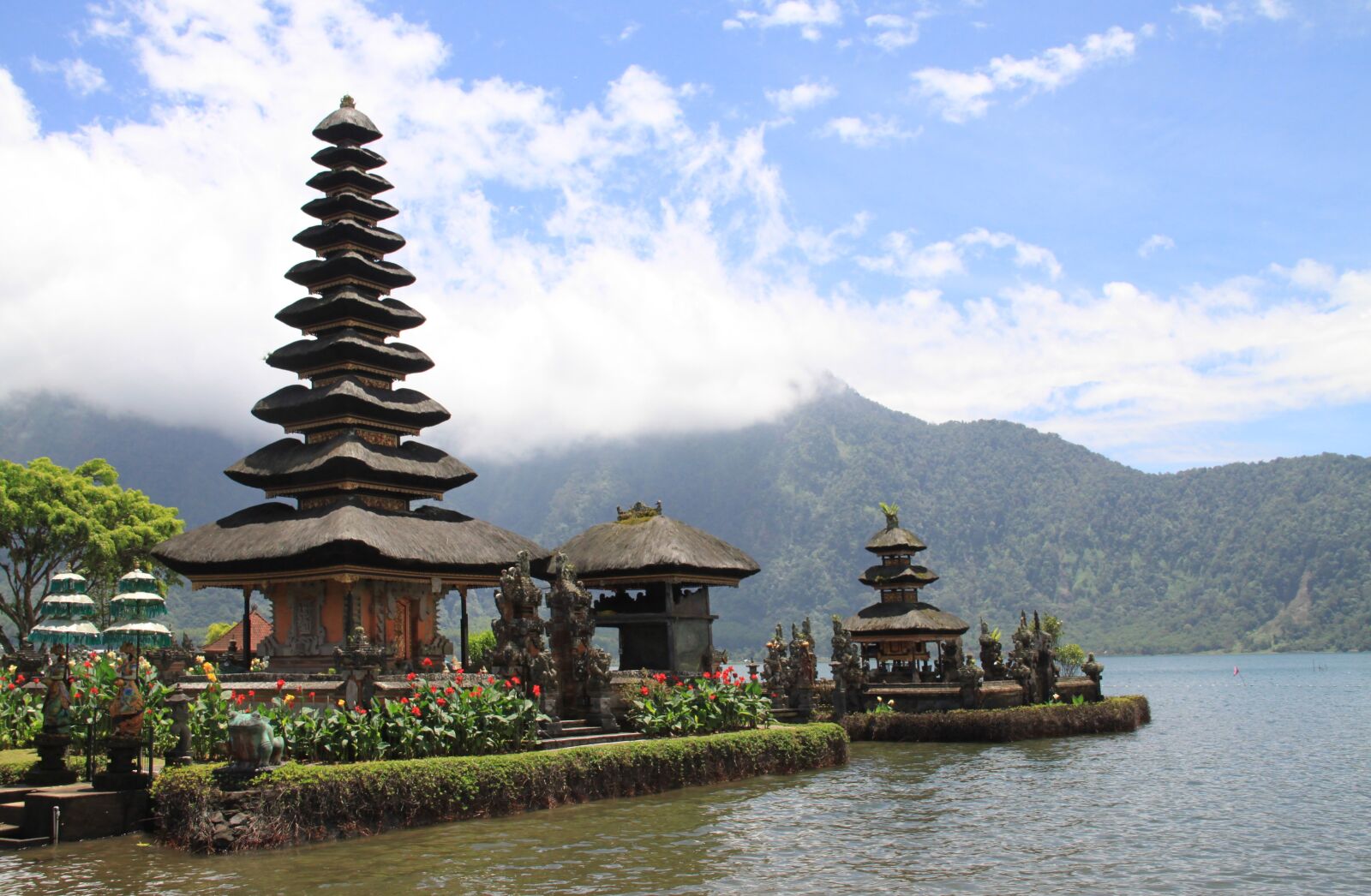 Canon EOS 500D (EOS Rebel T1i / EOS Kiss X3) sample photo. Pagoda, temple, lake photography