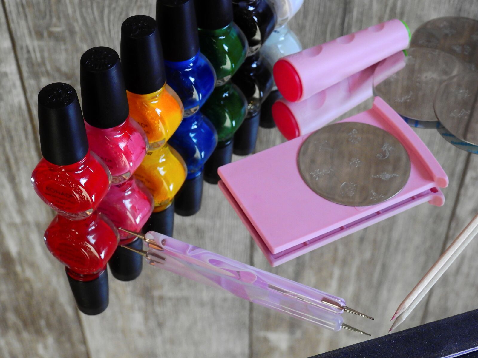 Nikon Coolpix P900 sample photo. Nail varnish, fingernails, manicure photography
