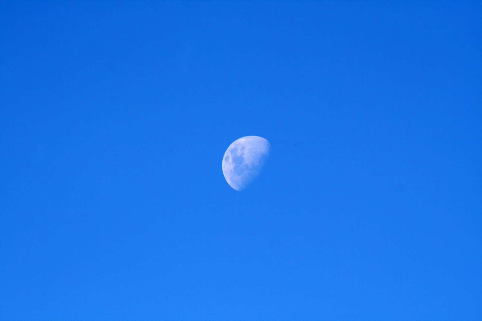 Canon EOS 400D (EOS Digital Rebel XTi / EOS Kiss Digital X) sample photo. Sky, moon, half photography