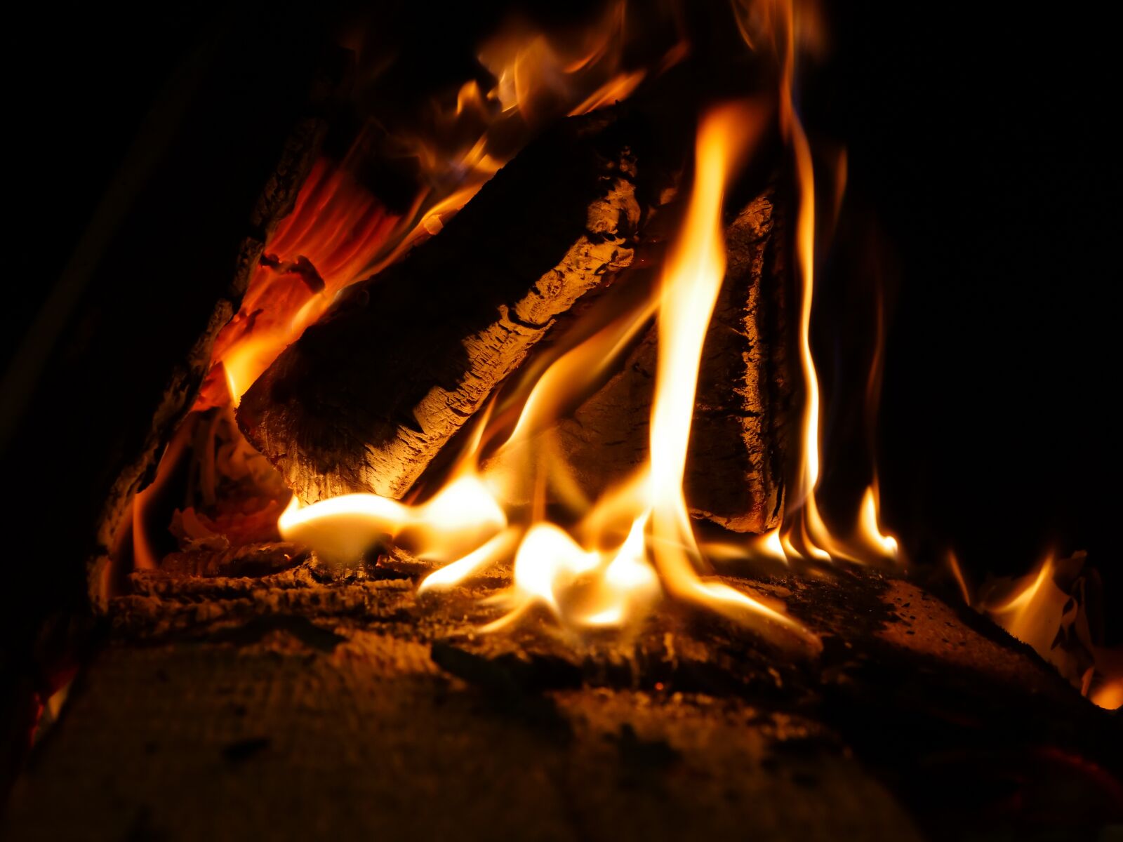 LEICA DG 12-60/F2.8-4.0 sample photo. Flare-up, heat, fireplace photography