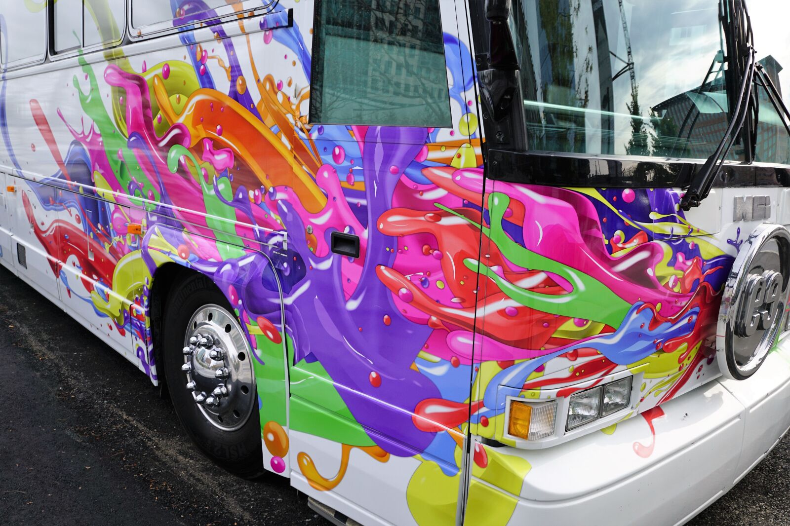 Sony ILCA-77M2 + Sony DT 16-50mm F2.8 SSM sample photo. Bus, colorful, white photography