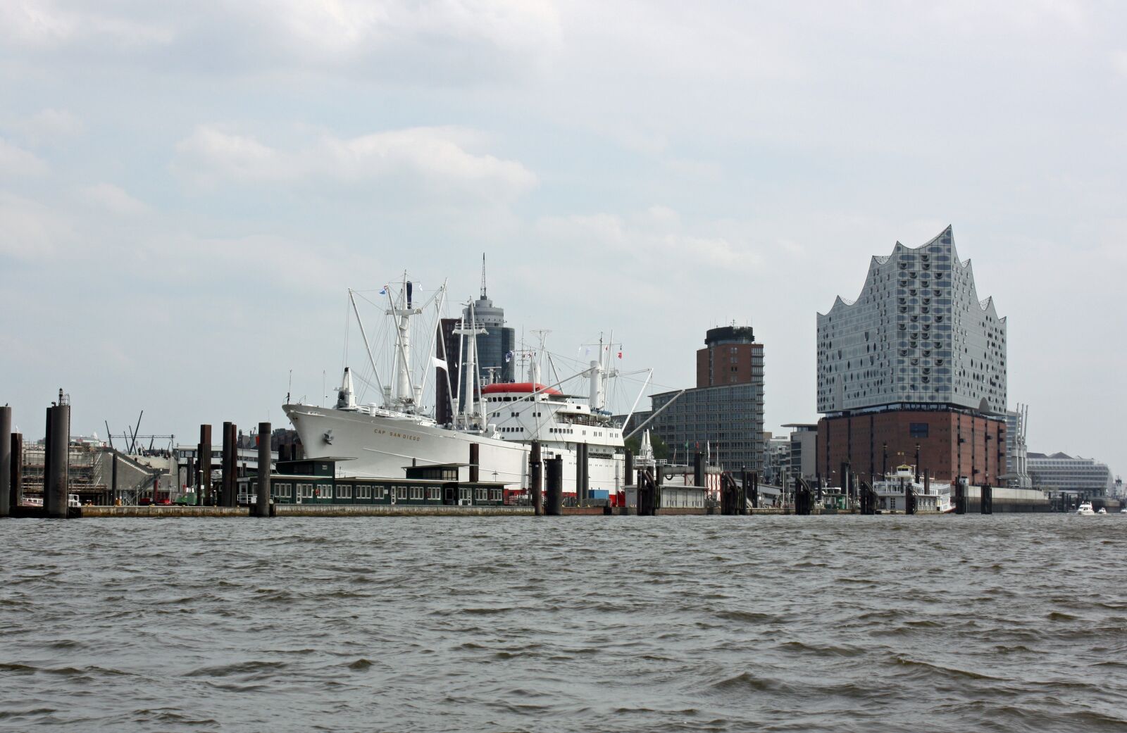 Canon EOS 450D (EOS Rebel XSi / EOS Kiss X2) sample photo. Hamburg, port, shipping photography