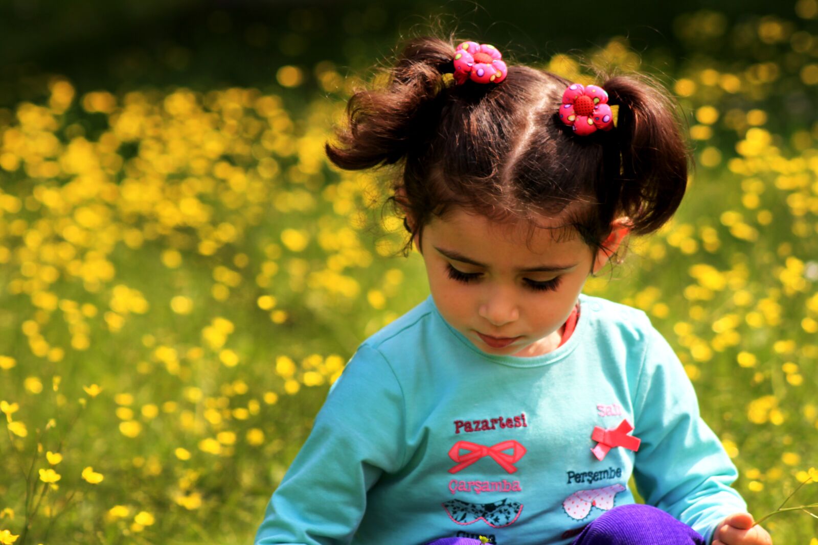 Canon EOS 500D (EOS Rebel T1i / EOS Kiss X3) sample photo. Child, flowers, spring photography