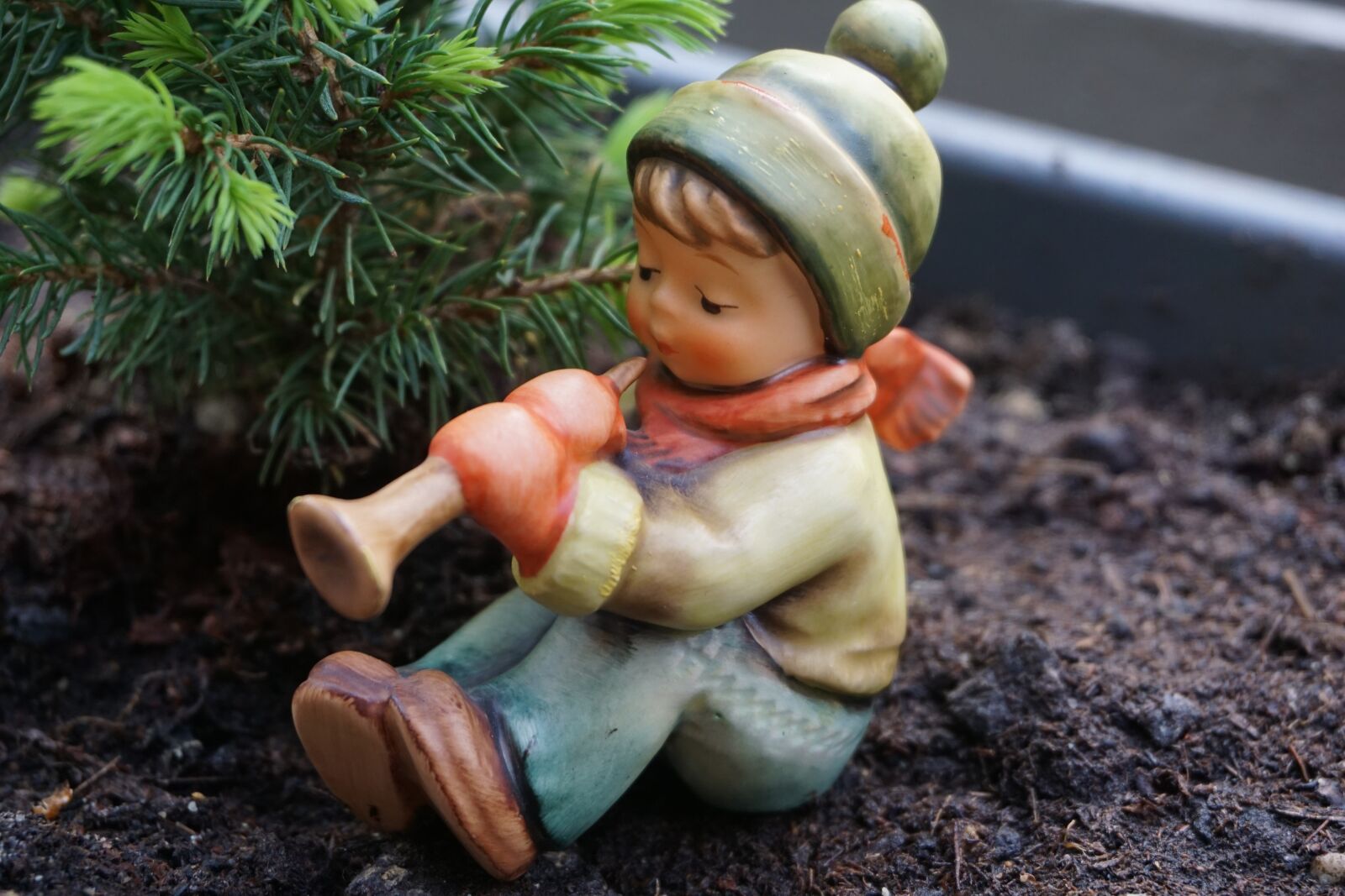 Sony E 16-50mm F3.5-5.6 PZ OSS sample photo. Hummel figure, child, ceramic photography