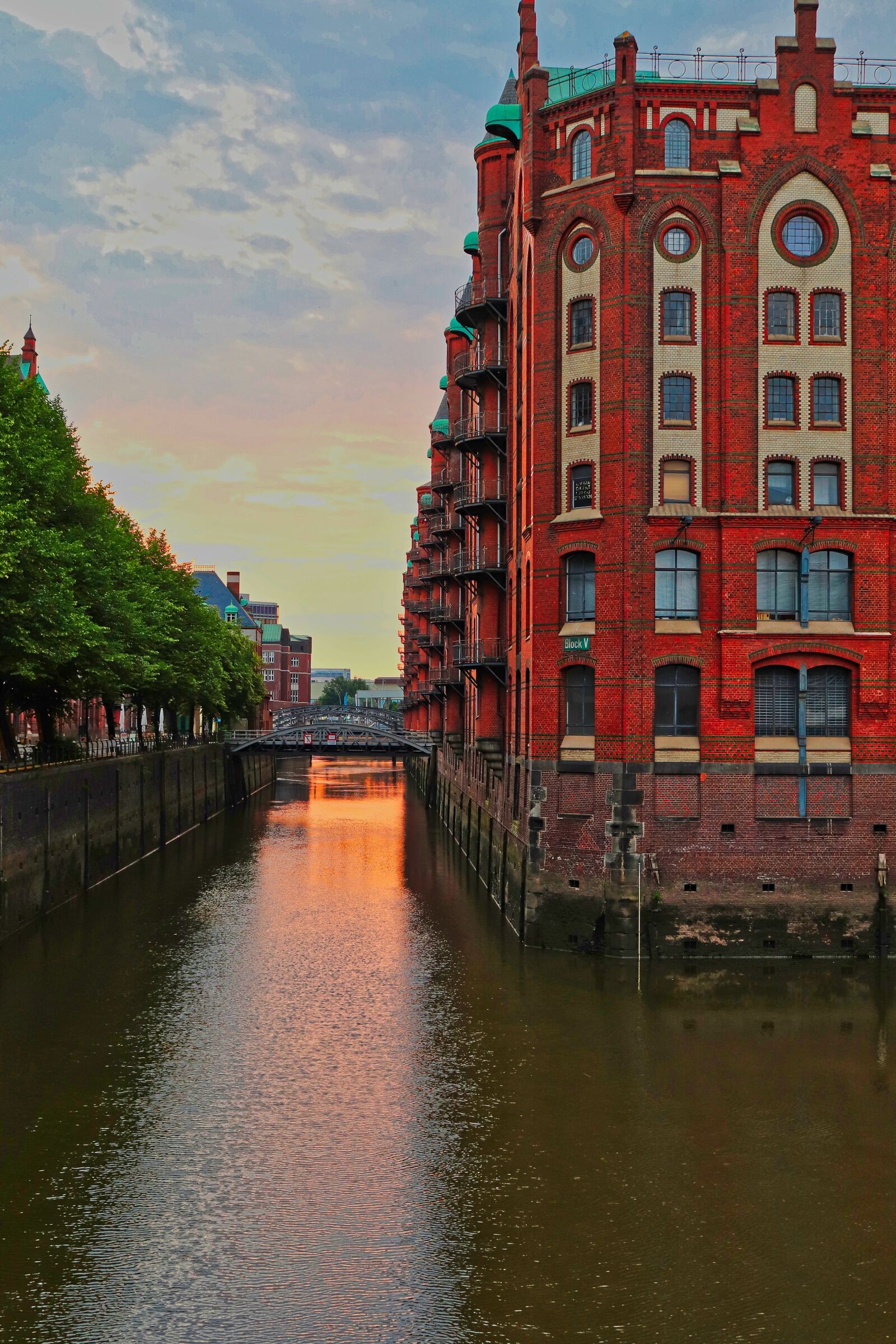 Canon EOS 200D (EOS Rebel SL2 / EOS Kiss X9) sample photo. Hamburg, speicherstadt, fleet photography