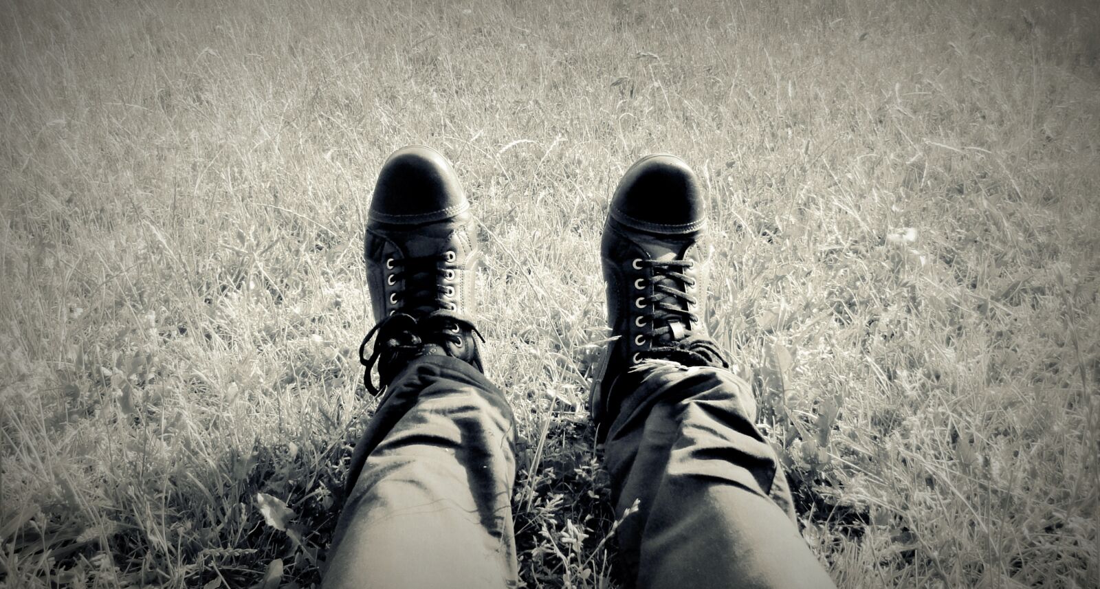Sony DSC-HX5V sample photo. Shoes, meadow, legs photography