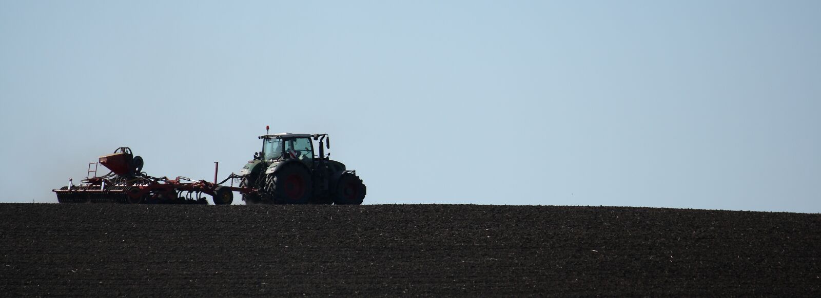 Canon EOS 400D (EOS Digital Rebel XTi / EOS Kiss Digital X) sample photo. Tractor, agriculture, mark photography