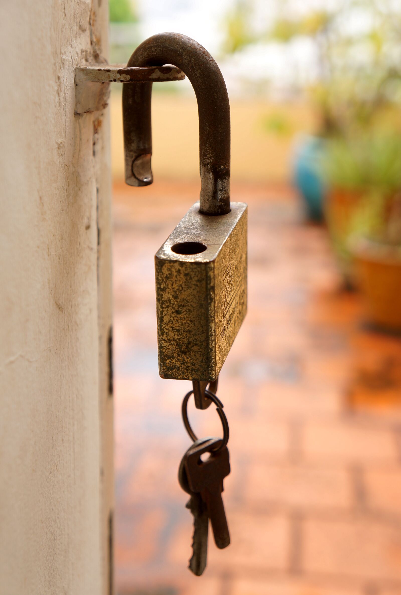 Sony Alpha NEX-F3 + Sony E 18-55mm F3.5-5.6 OSS sample photo. Locks, rust, time photography