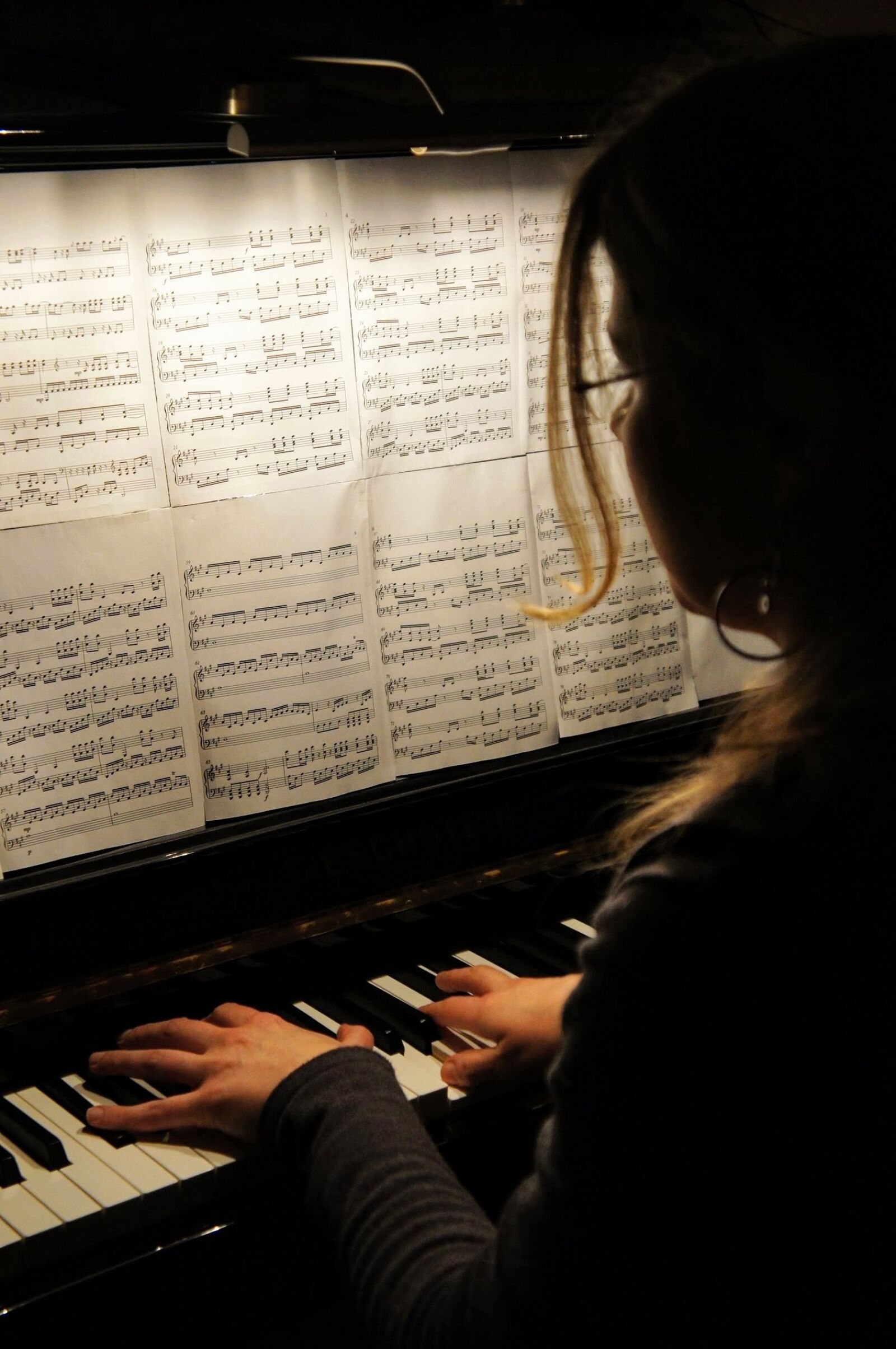 Sony Alpha NEX-5 sample photo. Piano, playing the piano photography