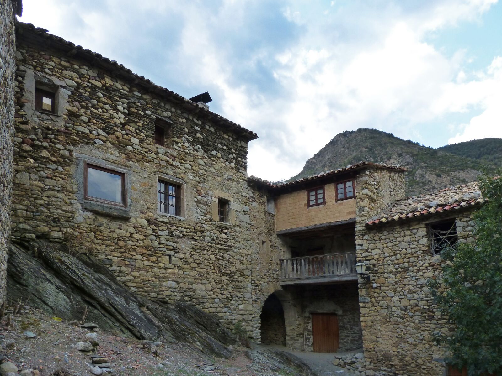 Panasonic DMC-FZ62 sample photo. Medieval village, ginast, portal photography