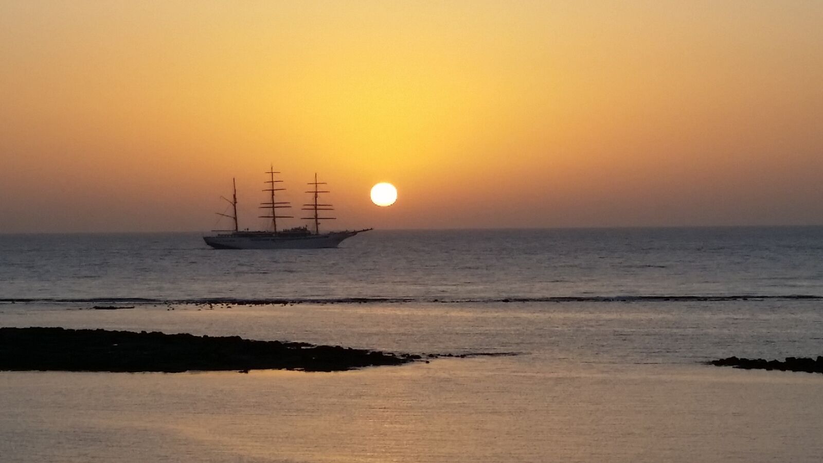 Samsung Galaxy S5 sample photo. Dawn, boat, sea photography