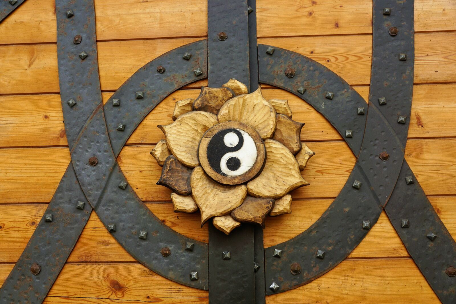 Sony ILCA-77M2 + Sony DT 16-50mm F2.8 SSM sample photo. Symbol, asia, wood photography