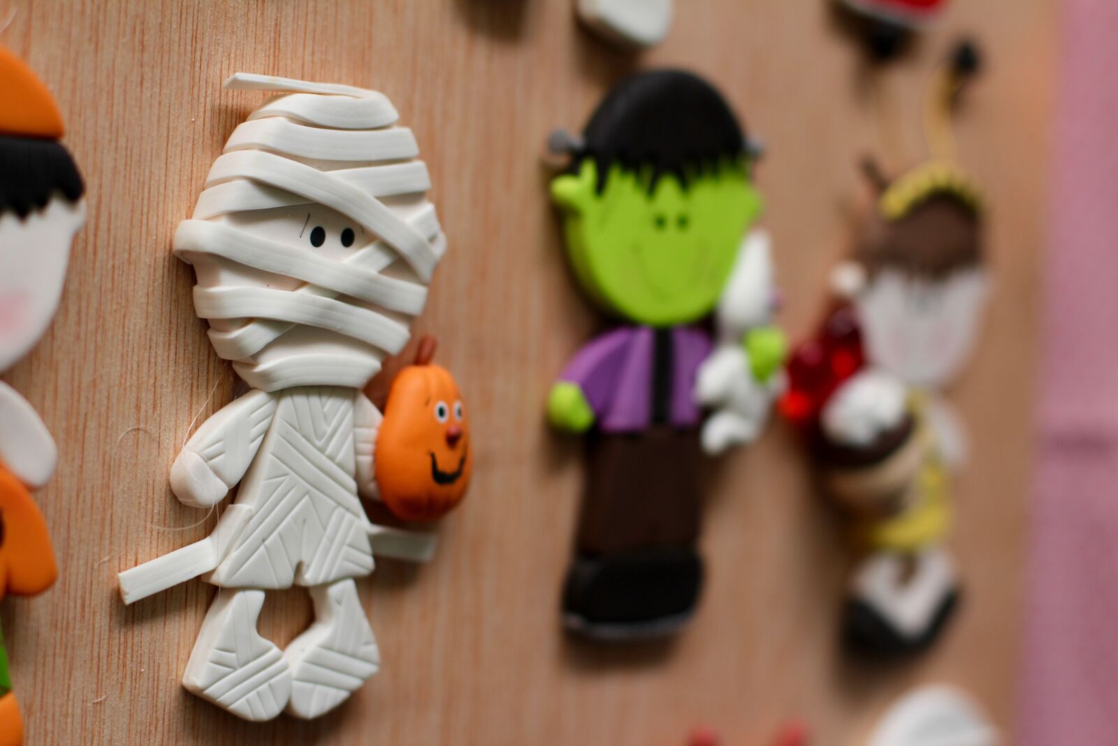 Canon EOS 600D (Rebel EOS T3i / EOS Kiss X5) + Canon EF 50mm F1.4 USM sample photo. Halloween, figures, ghost photography