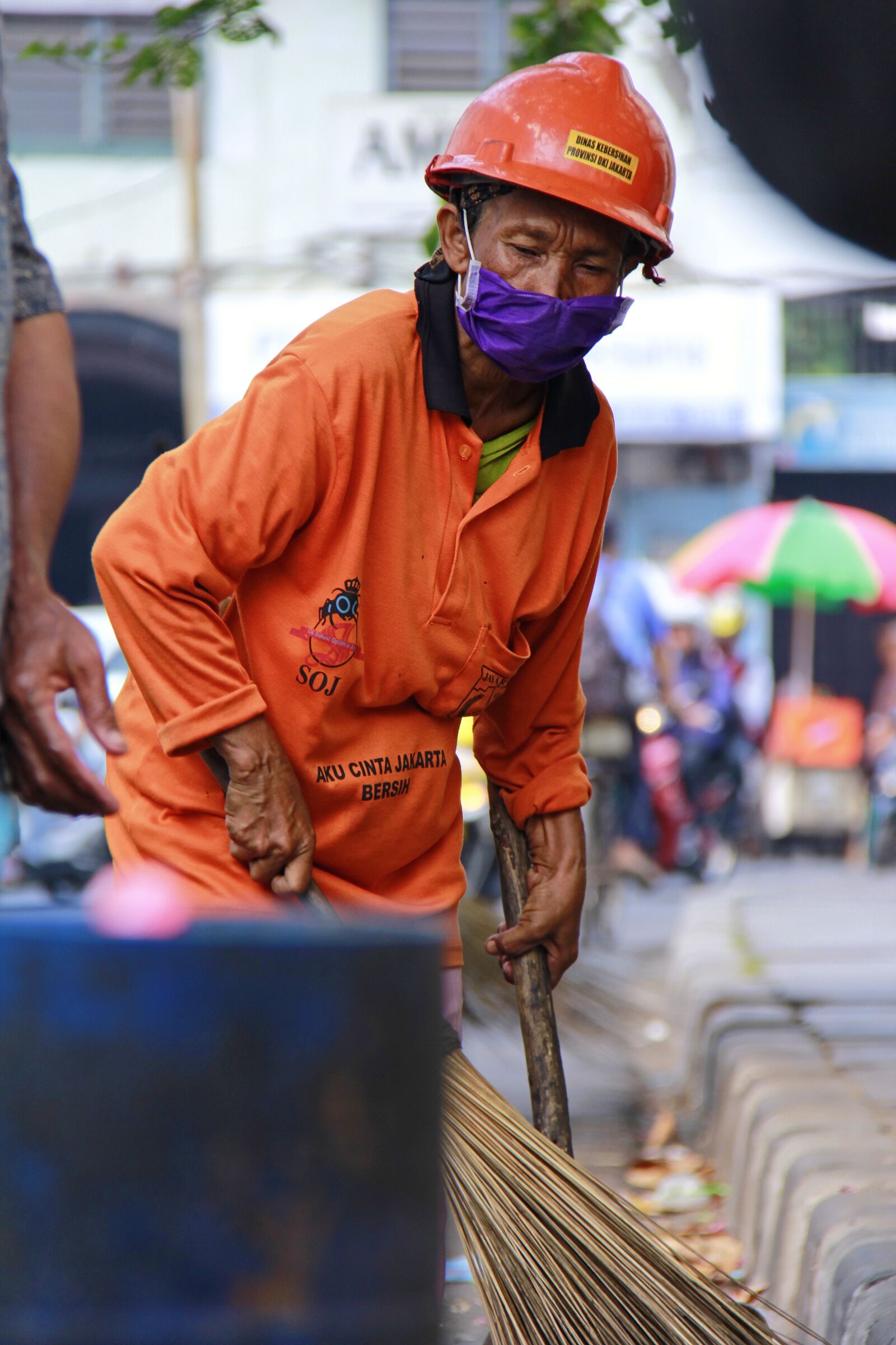 Canon EF-S 18-200mm F3.5-5.6 IS sample photo. Officer, hygiene, jakarta photography