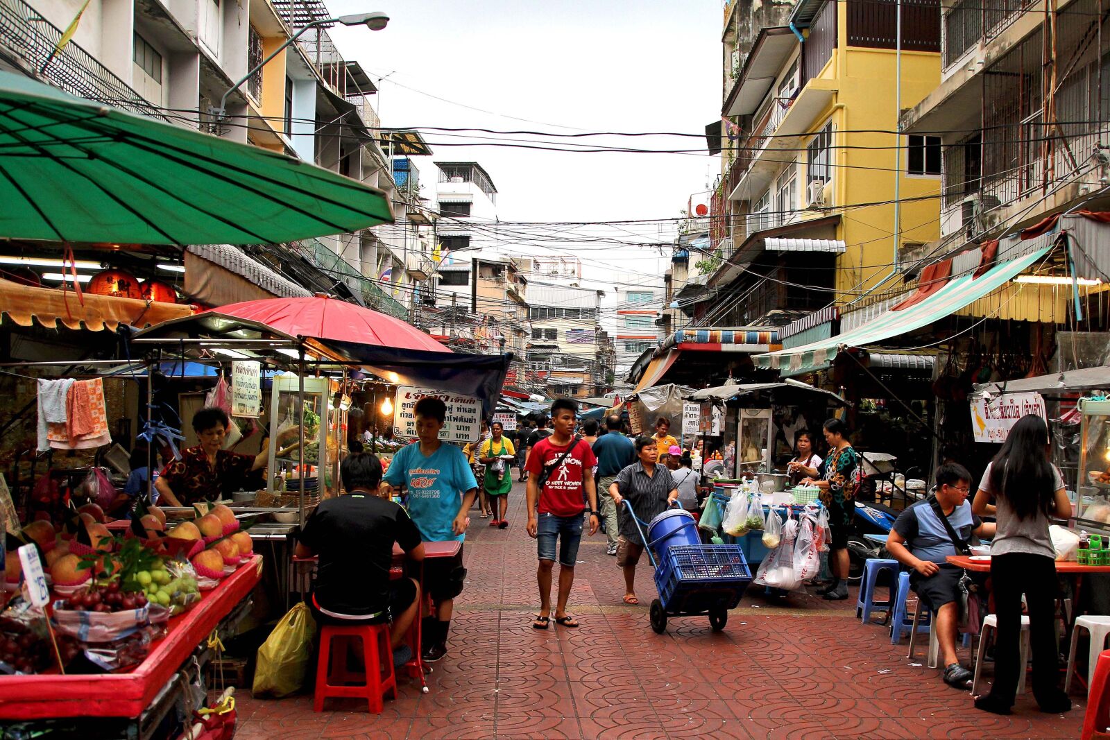 Canon EOS 60D sample photo. Market, people, working photography