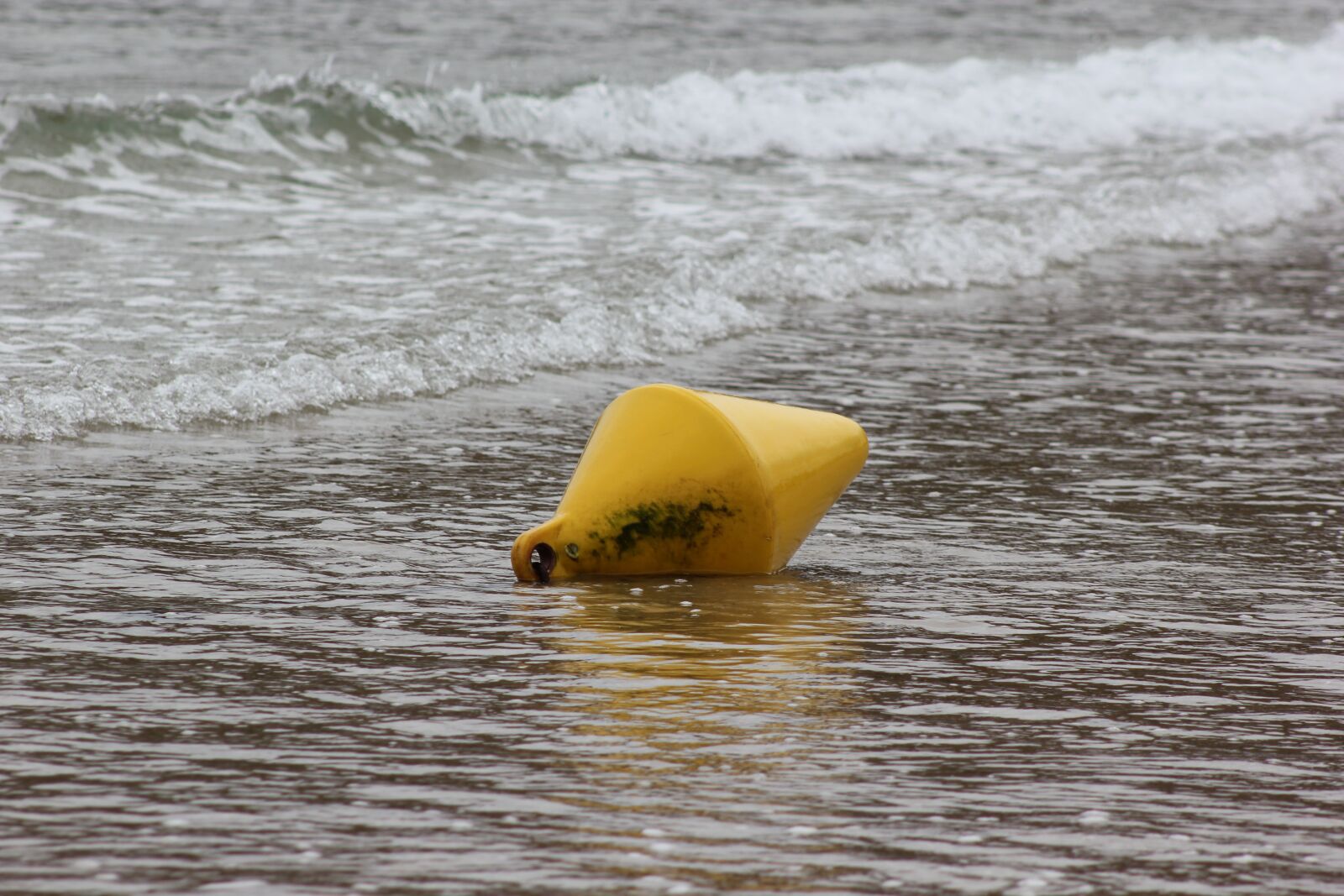 Canon EOS 550D (EOS Rebel T2i / EOS Kiss X4) sample photo. Buoy, sand, sea photography