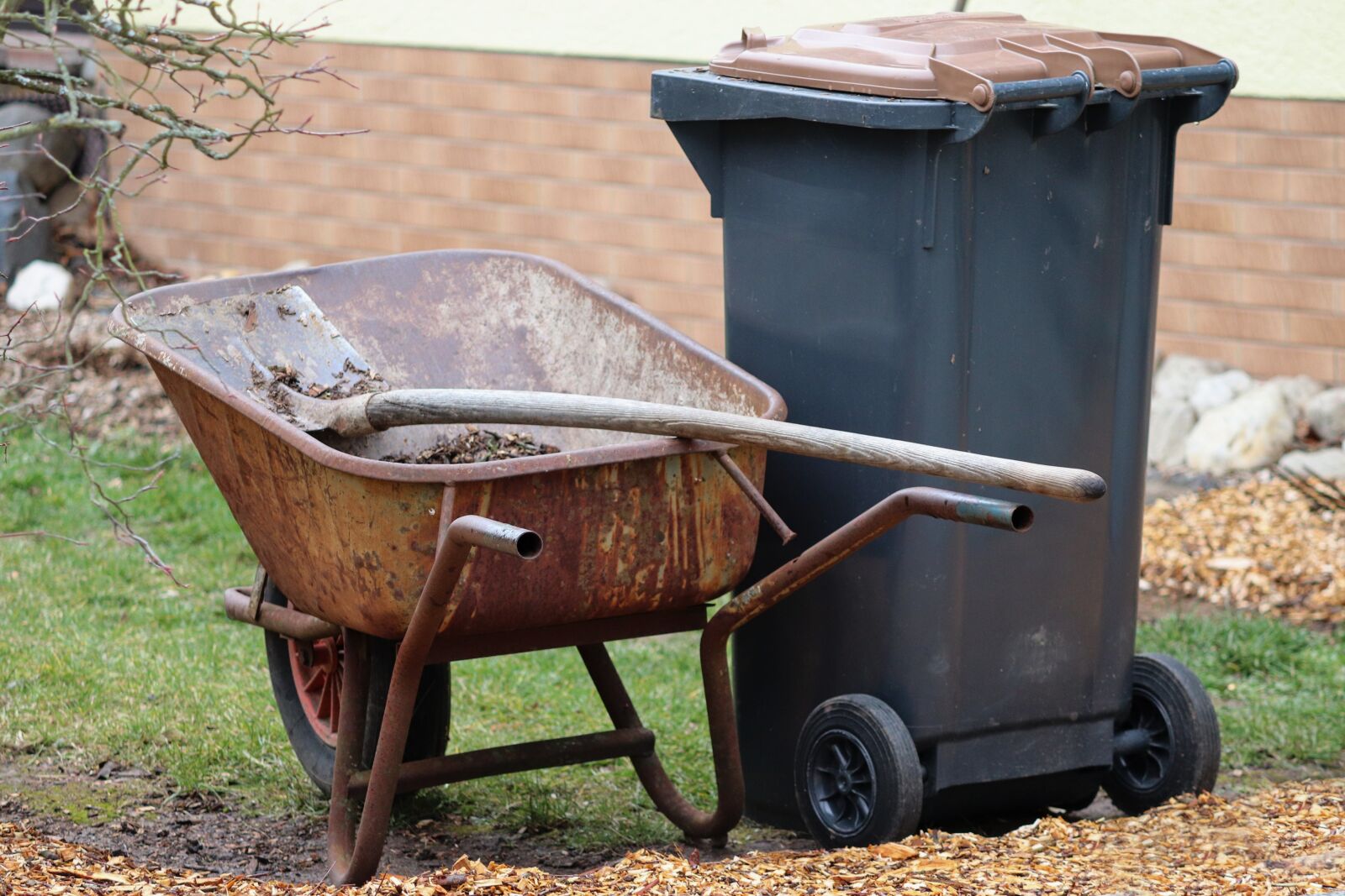 Canon EOS 200D (EOS Rebel SL2 / EOS Kiss X9) sample photo. Gardening, wheelbarrows, blade photography