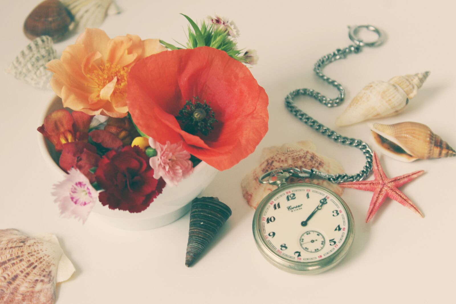 Canon EOS 1300D (EOS Rebel T6 / EOS Kiss X80) sample photo. Flowers, still life, clock photography