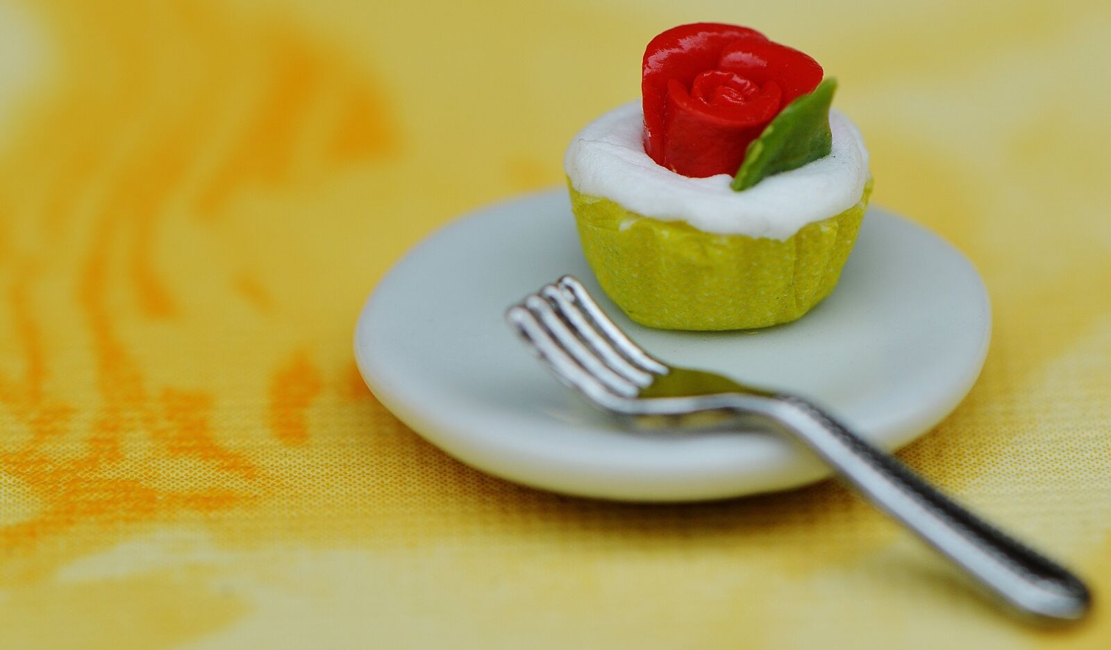 Nikon D3200 sample photo. Cupcake, cake, plate photography