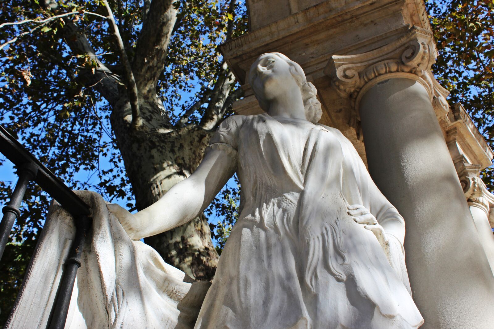 Canon EOS 1200D (EOS Rebel T5 / EOS Kiss X70 / EOS Hi) sample photo. Woman thinking, sculpture, monument photography