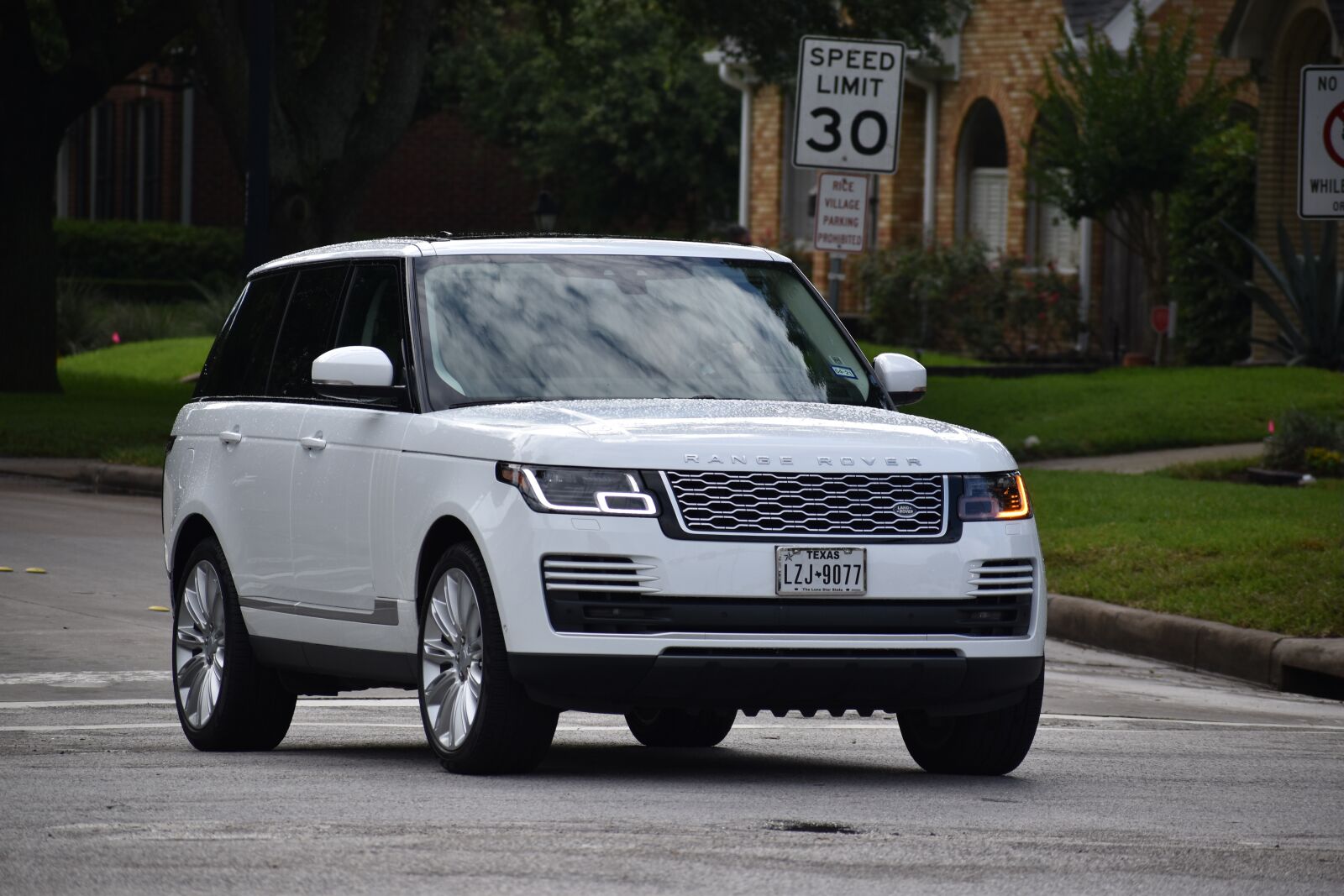 Nikon D3500 sample photo. White range rover sport photography