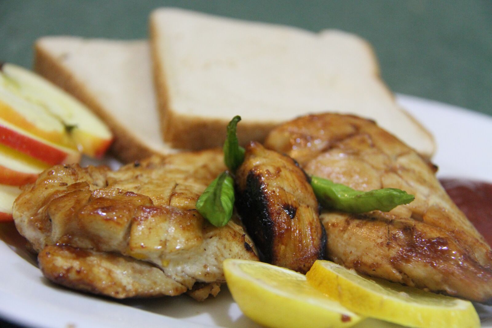 Canon EF-S 18-200mm F3.5-5.6 IS sample photo. Chicken, bread, meat photography