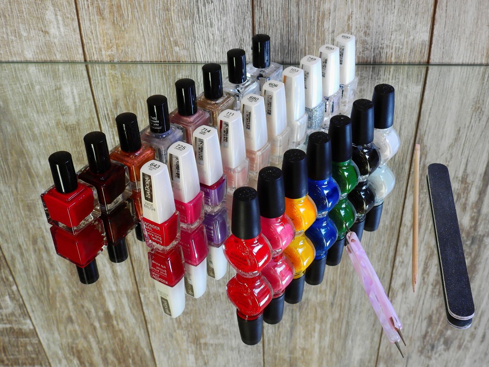 Nikon Coolpix P900 sample photo. Nail varnish, fingernails, manicure photography