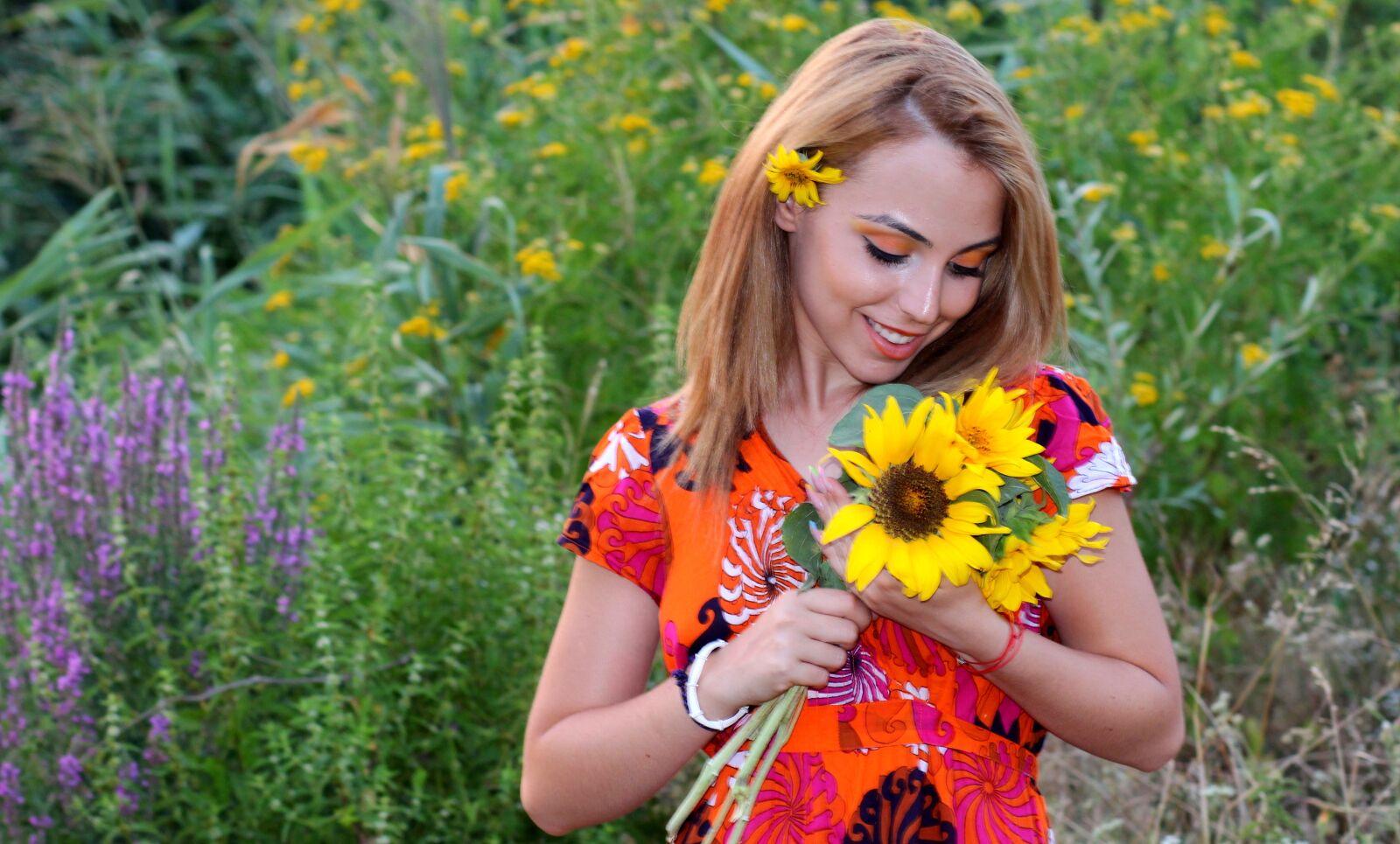 Canon EOS 700D (EOS Rebel T5i / EOS Kiss X7i) + Canon EF 85mm F1.8 USM sample photo. Girl, sunset, sunflower photography